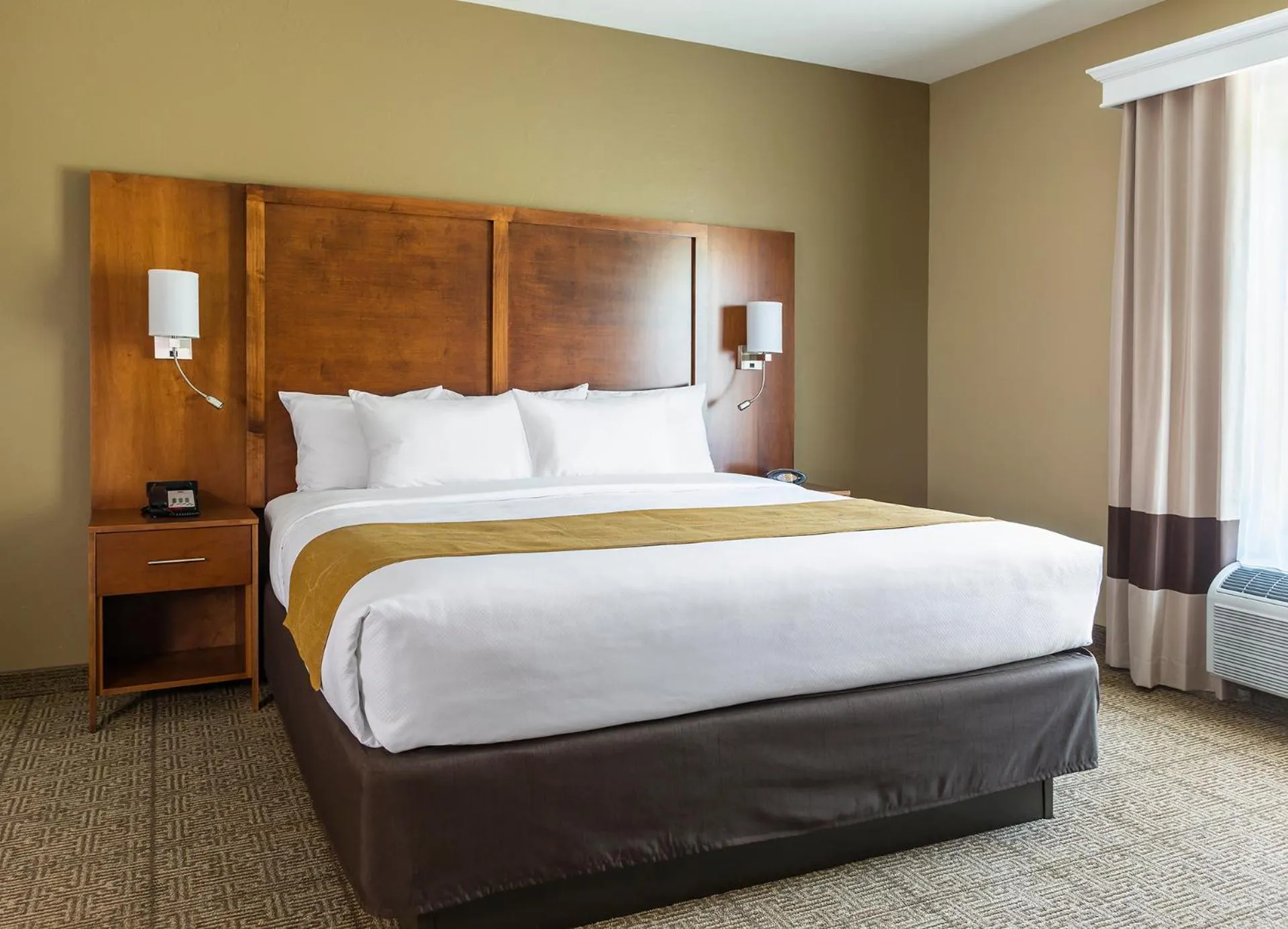 Bedroom in Comfort Suites Hartville-North Canton