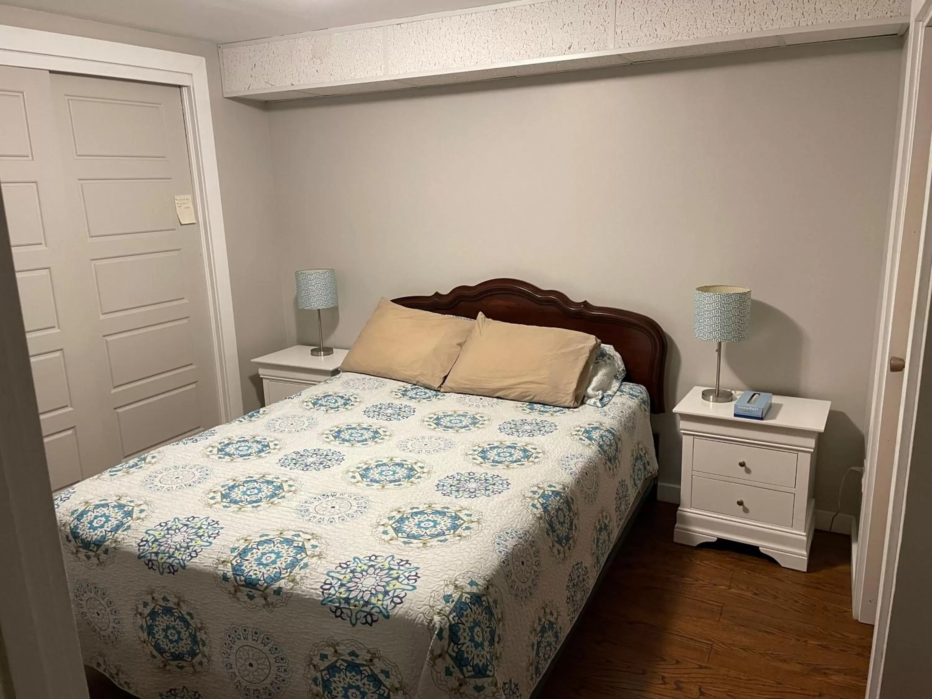 Bed in Rivers End Motel