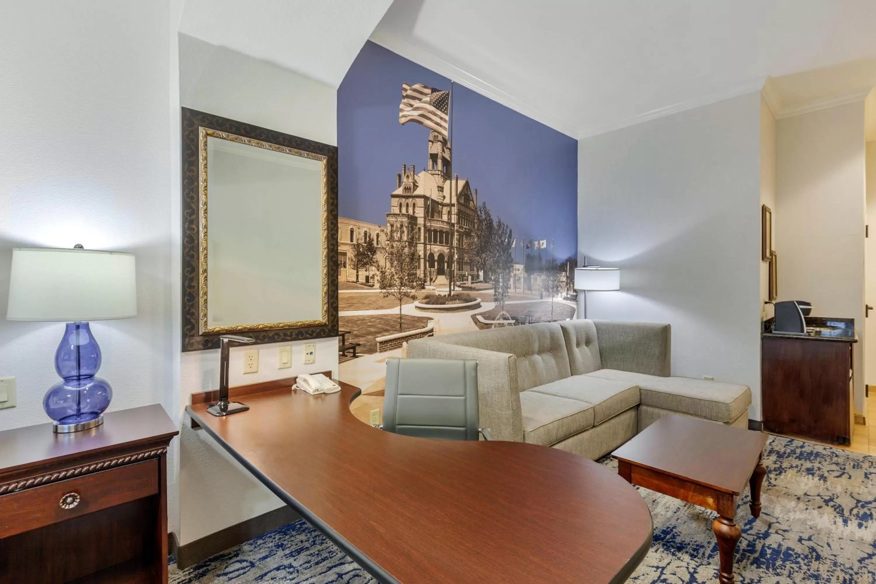 Seating area in Clarion Pointe Sulphur Springs