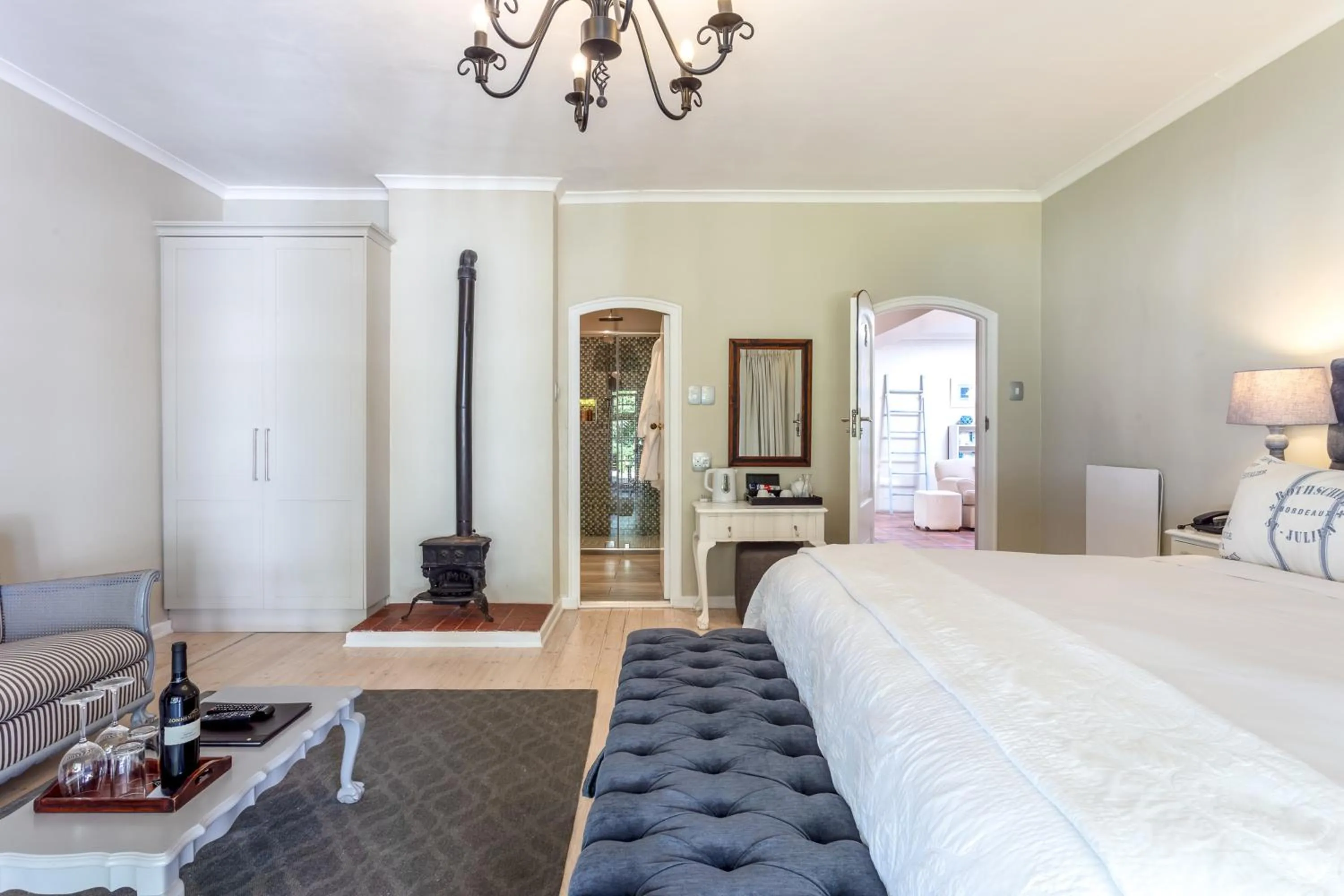 Photo of the whole room, Bed in Whale Rock Luxury Lodge