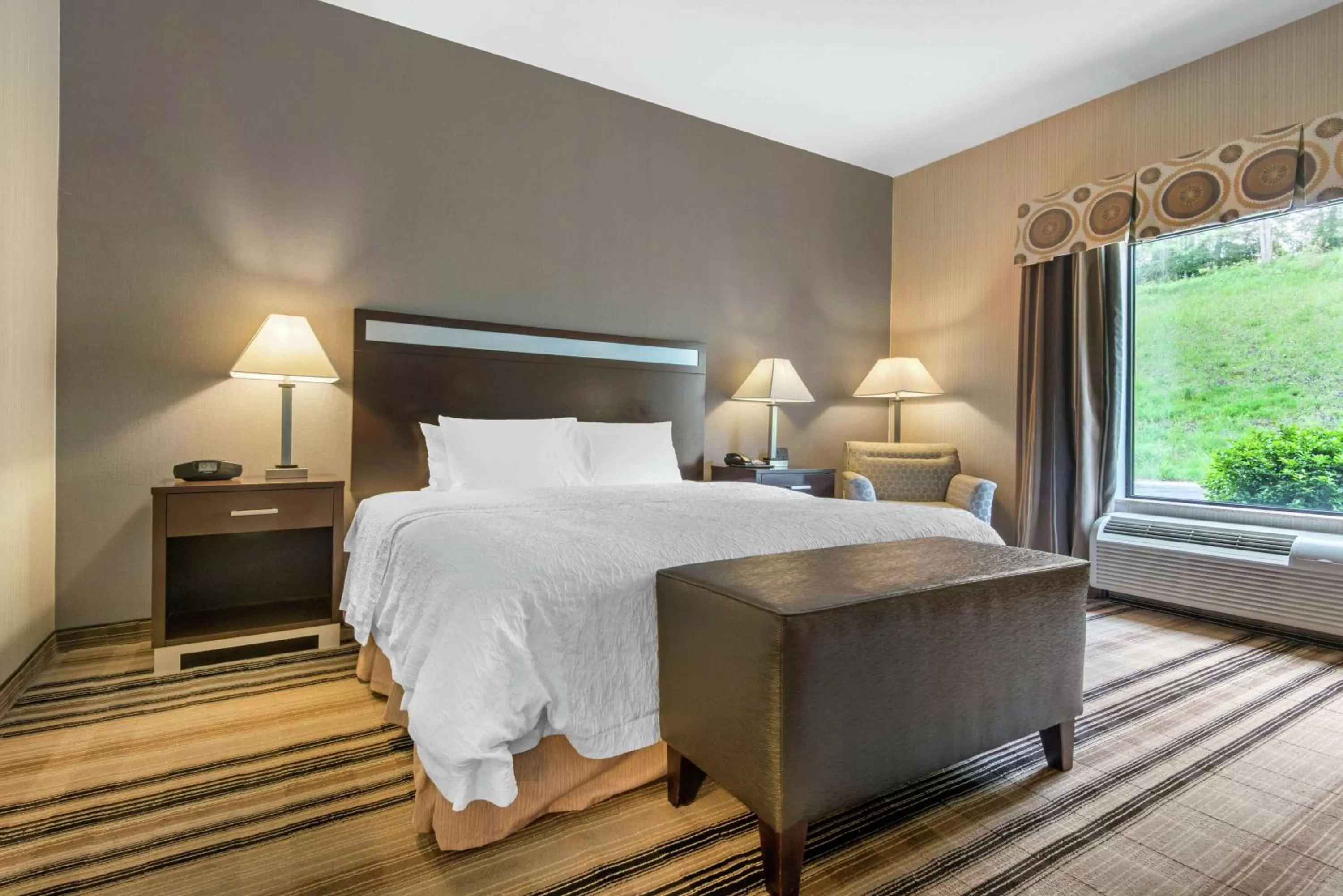 Bed in Hampton Inn Meadville