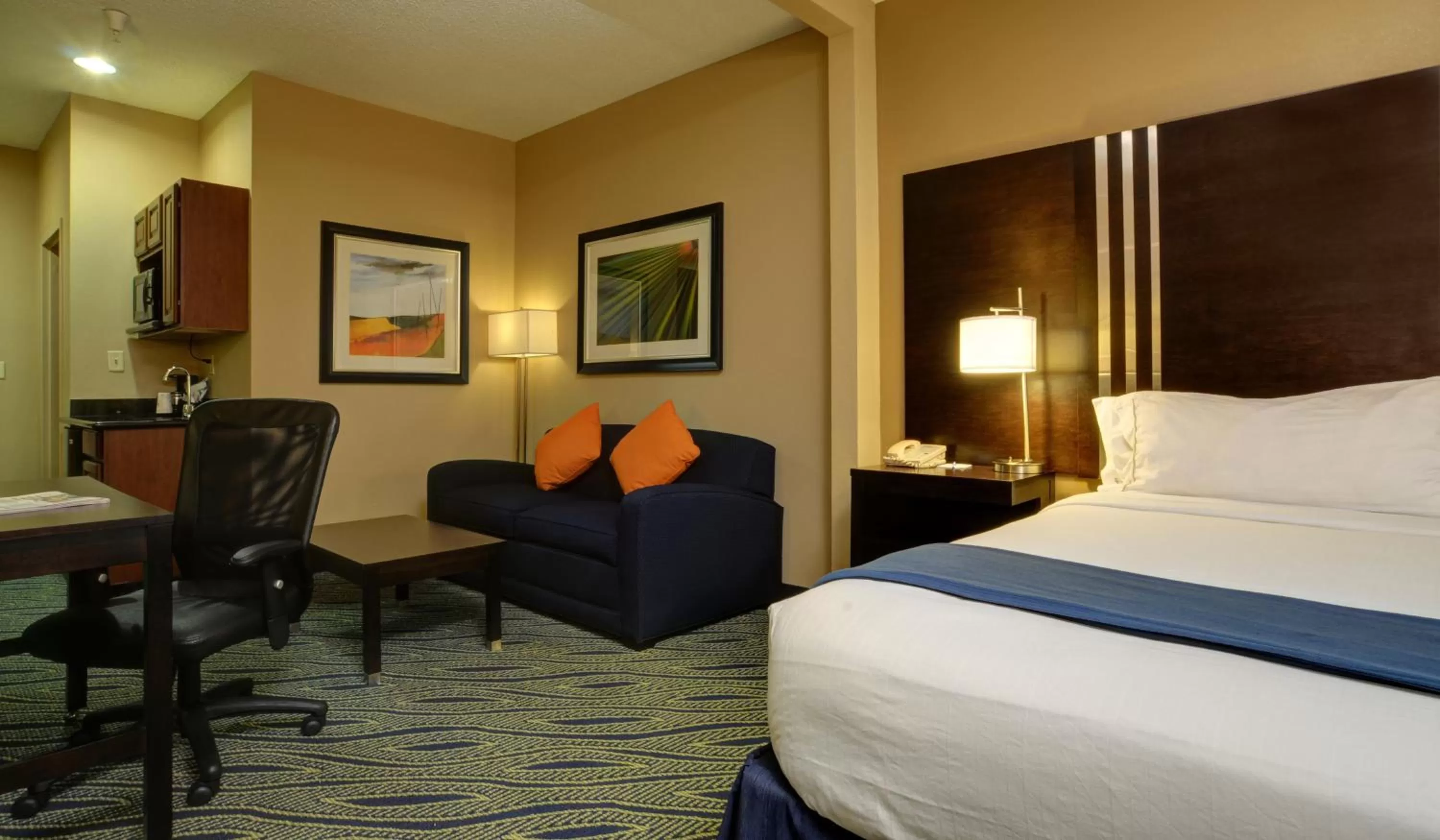 Photo of the whole room, Bed in Holiday Inn Express & Suites Midwest City by IHG