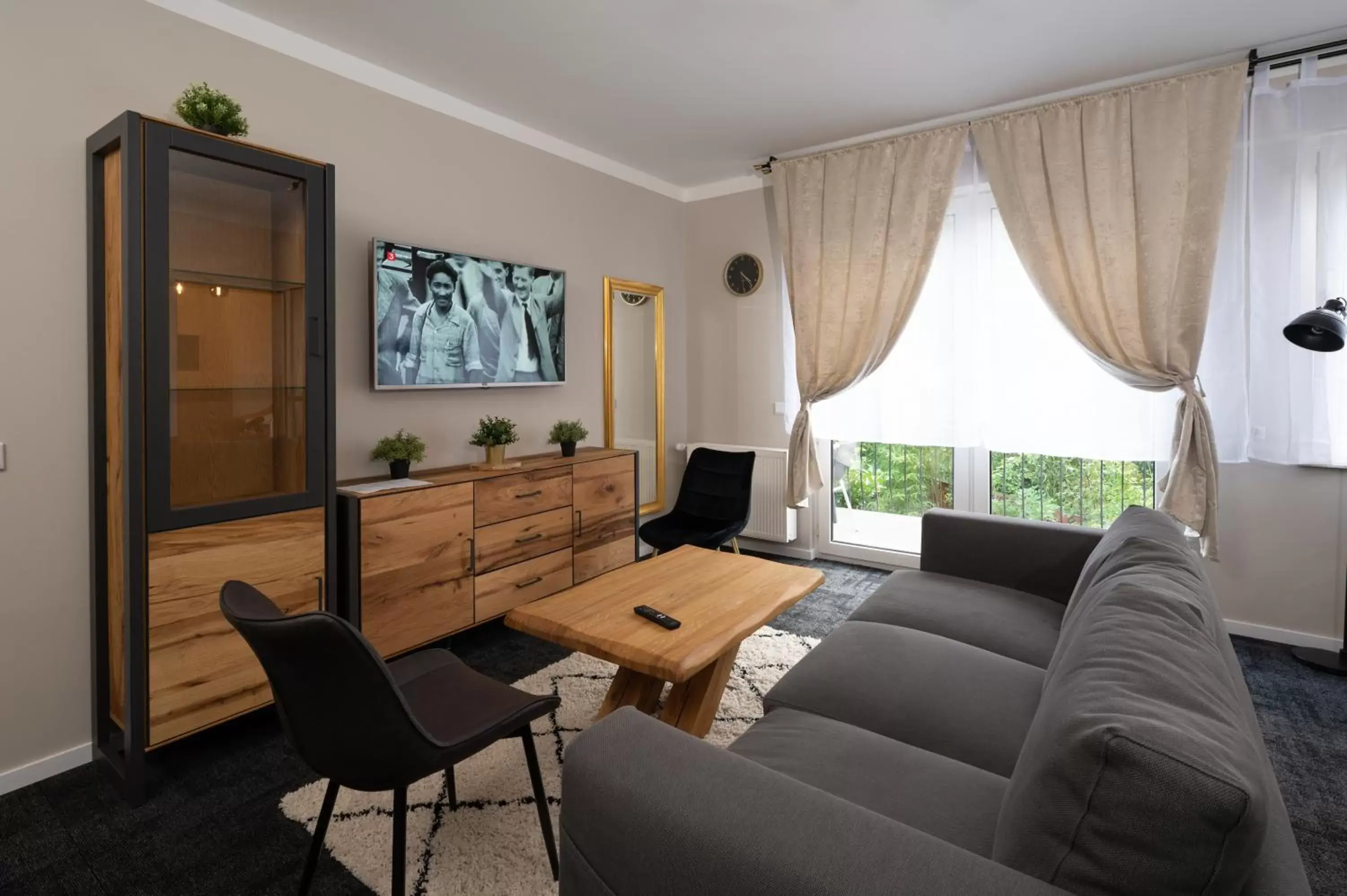 One-Bedroom Apartment with Balcony and Garden Access in Hotel Burgblick One-Bedroom Apartment with Balcony and Garden Access in Hotel Burgblick