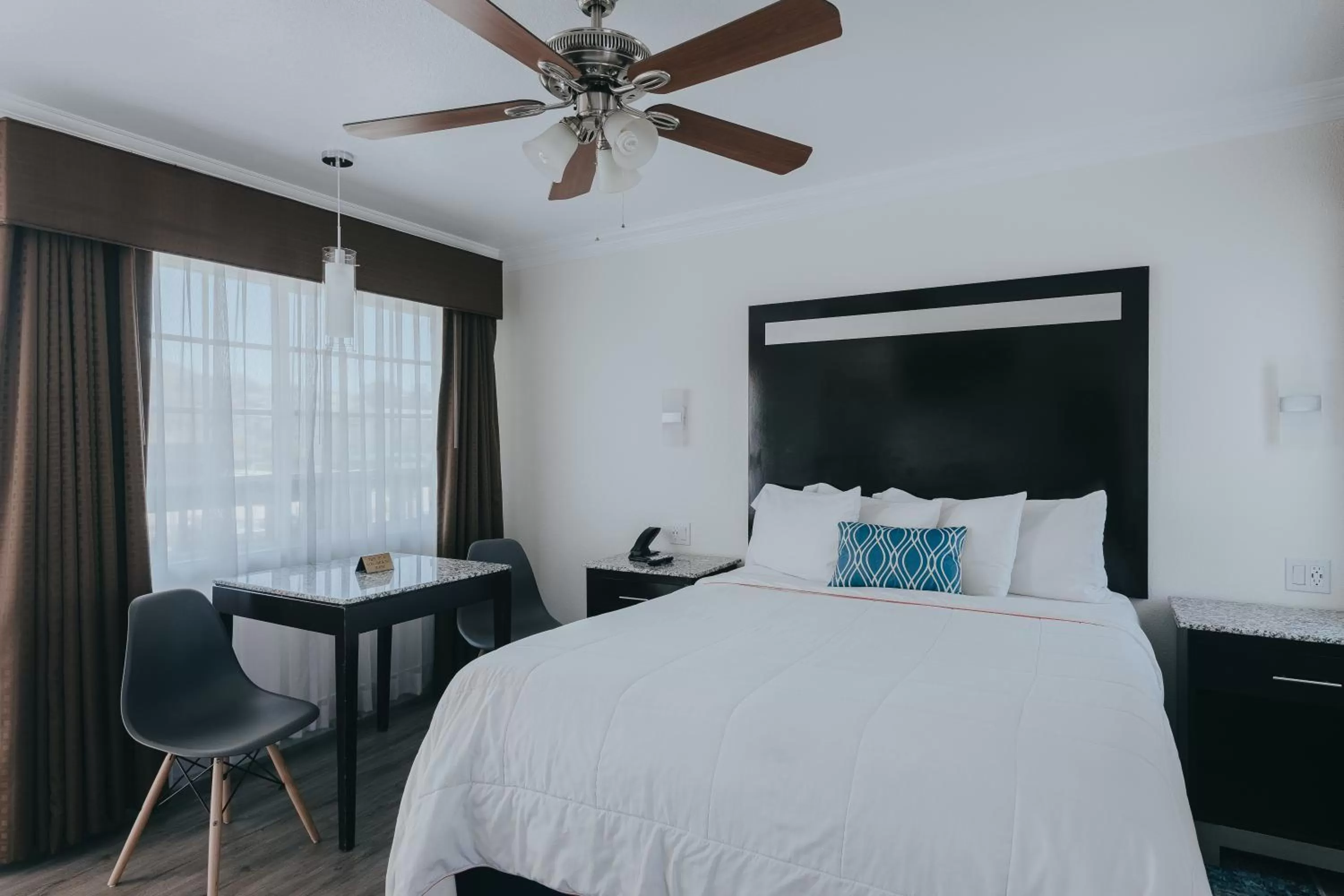 Bed in Sea Air Inn & Suites - Downtown - Restaurant Row