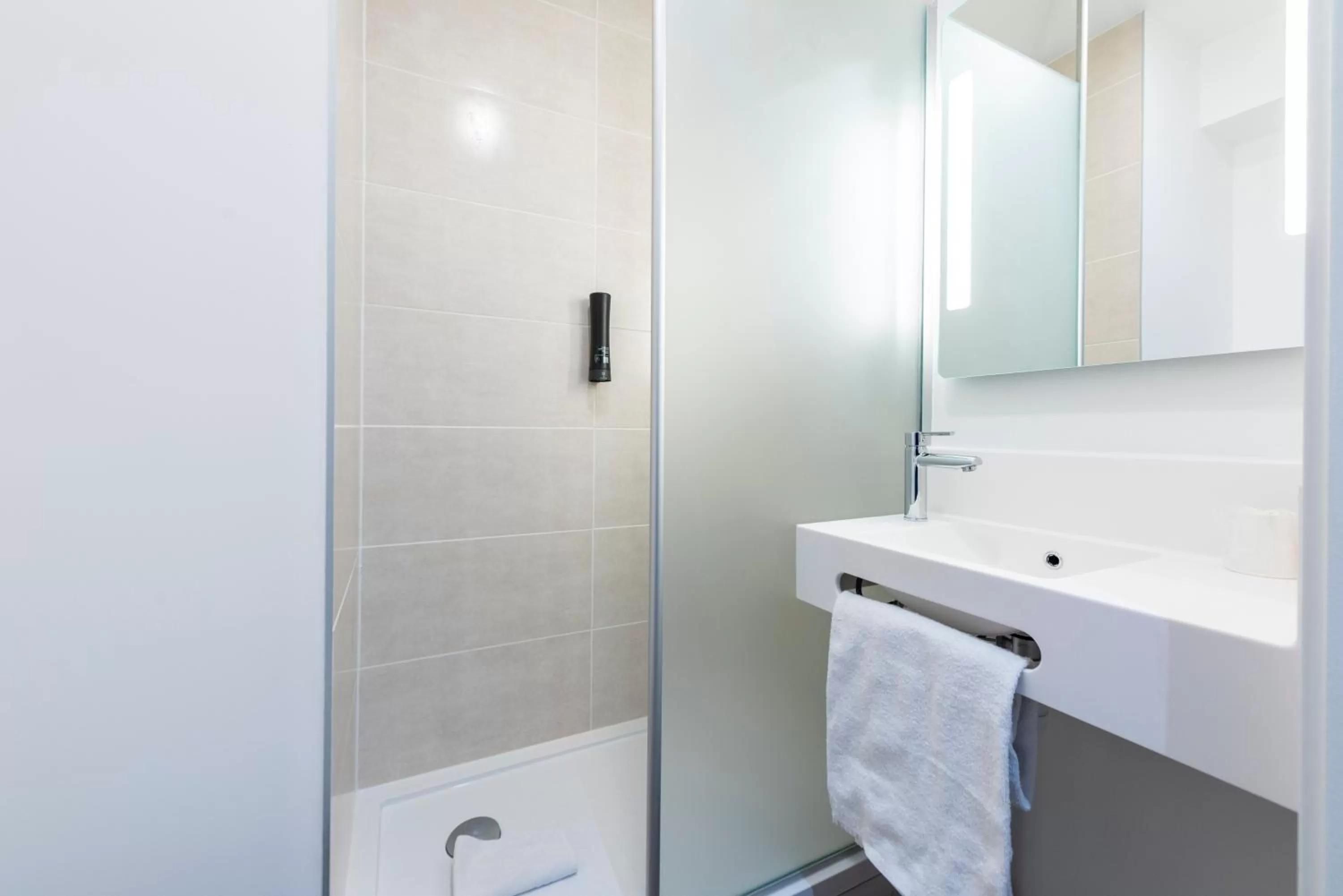 Bathroom in B&B HOTEL Nice Aéroport Arenas