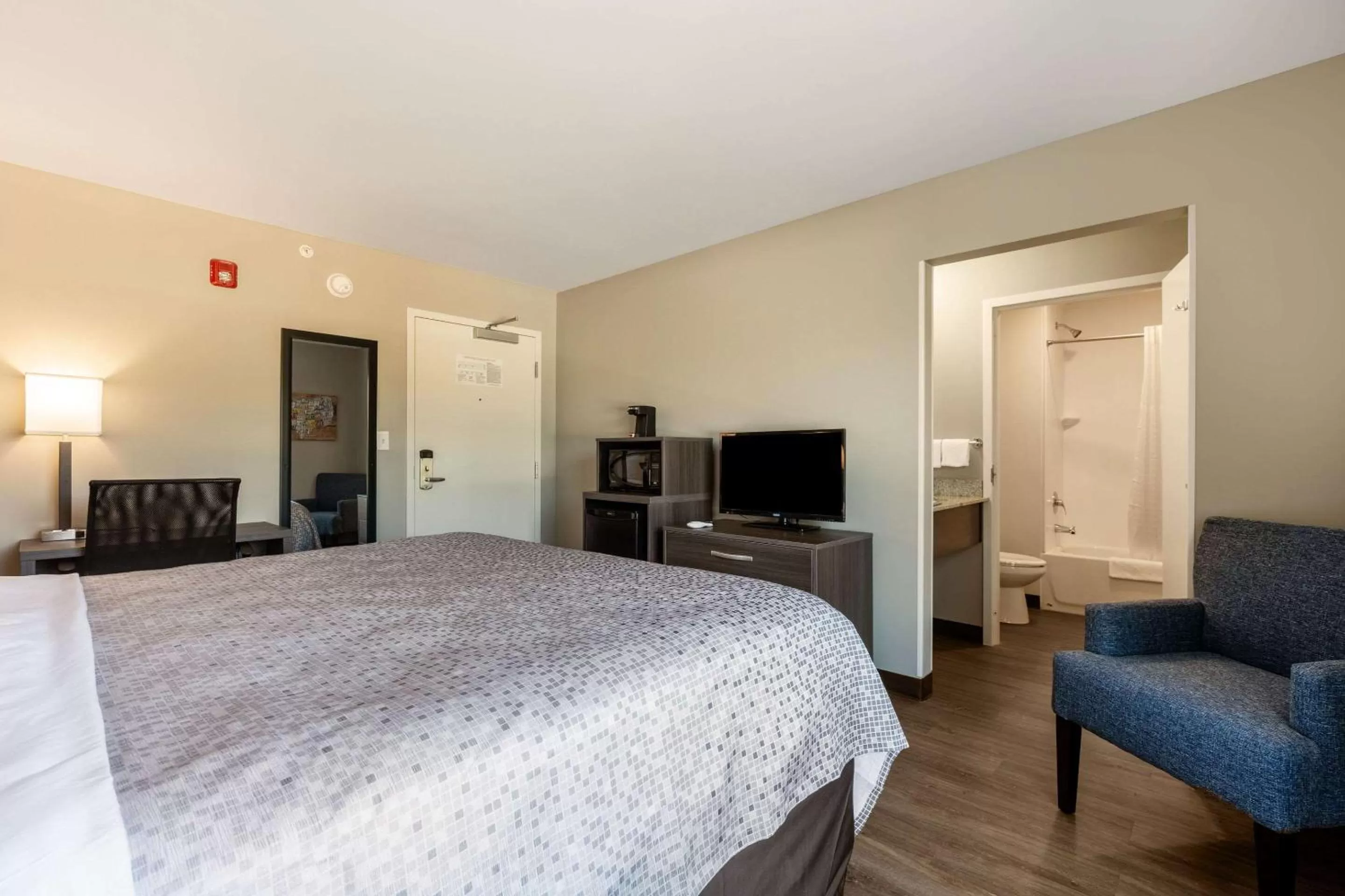 Photo of the whole room, Bed in Econo Lodge Dayton North