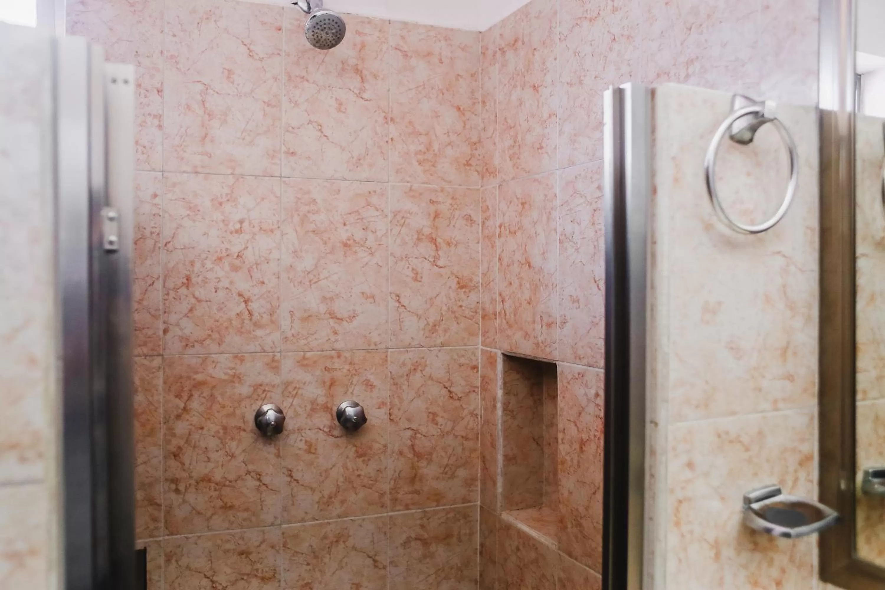 Shower in Hotel Plaza Mirador