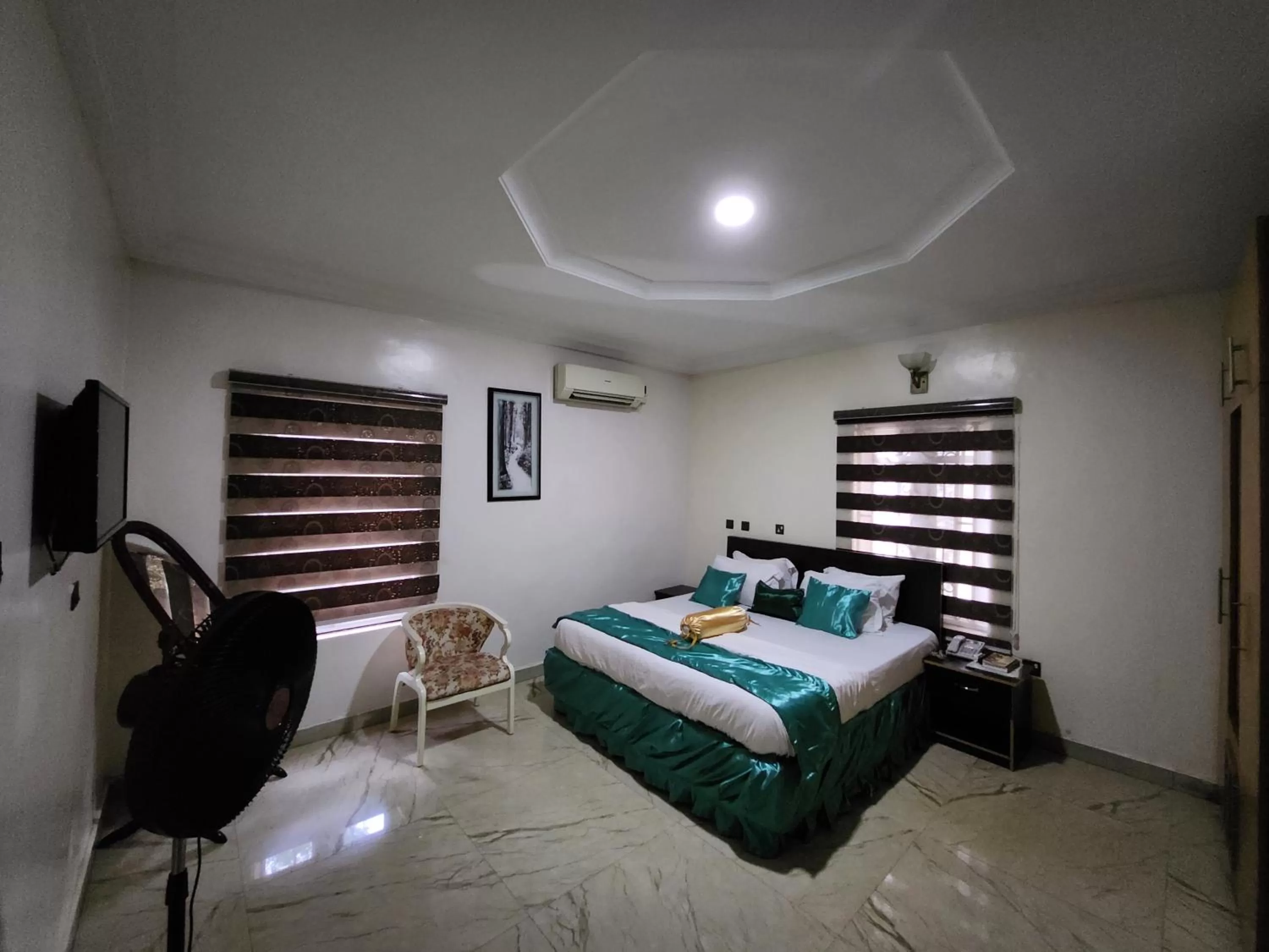 Bed in Nue-Crest Hotels & Suites