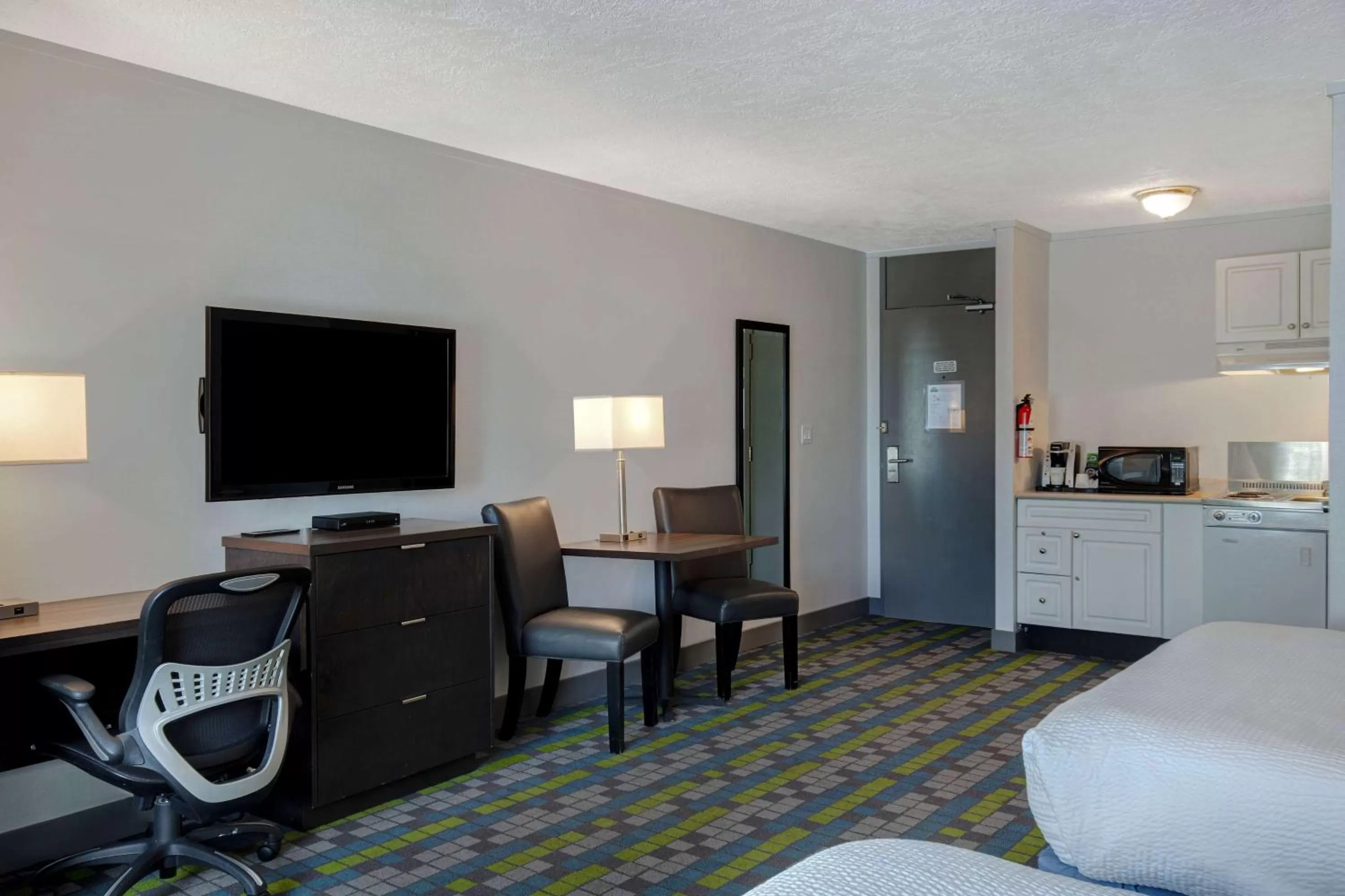 Photo of the whole room, Bed in Days Inn by Wyndham Victoria Airport Sidney