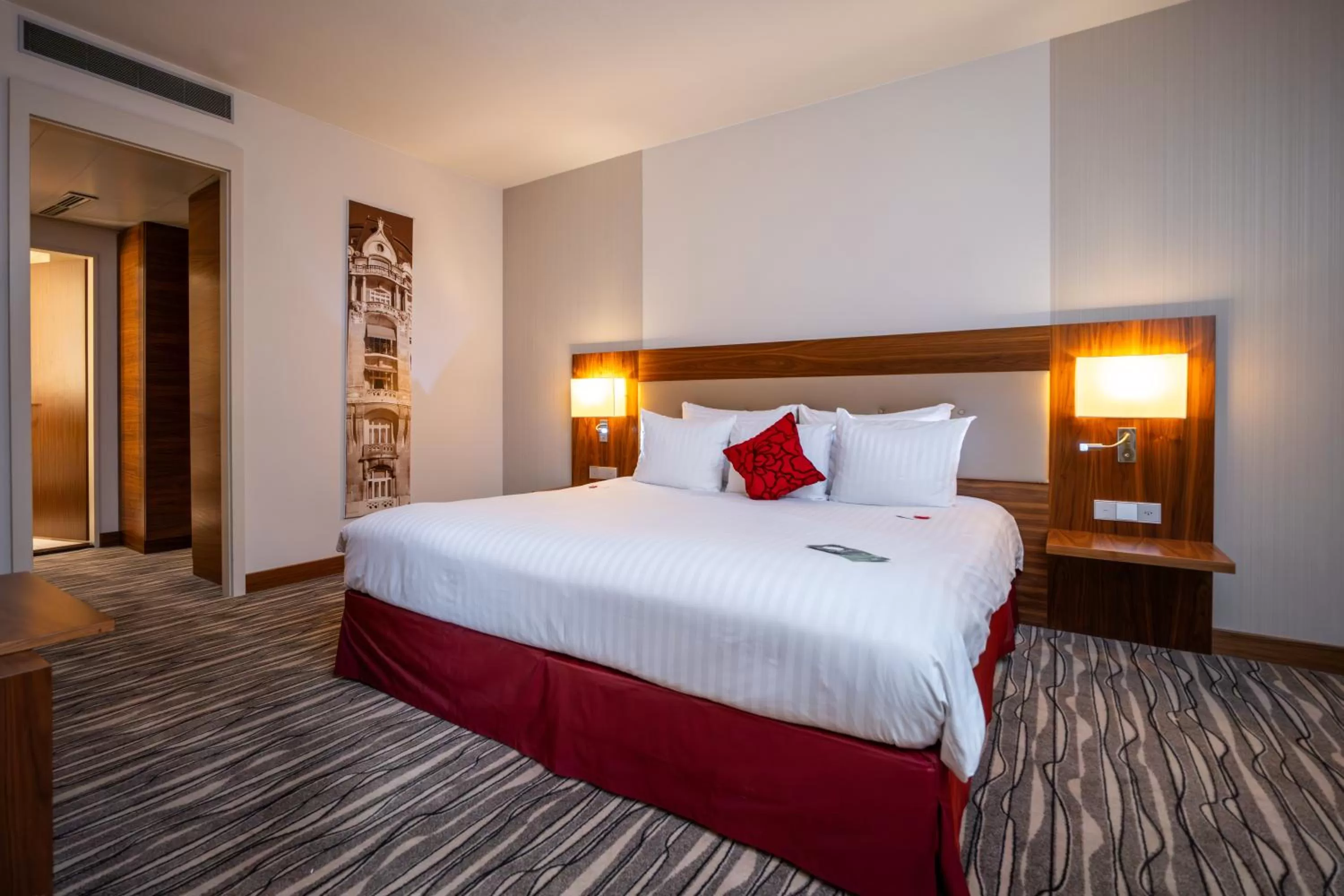 Bedroom, Bed in Mövenpick Hotel Geneva