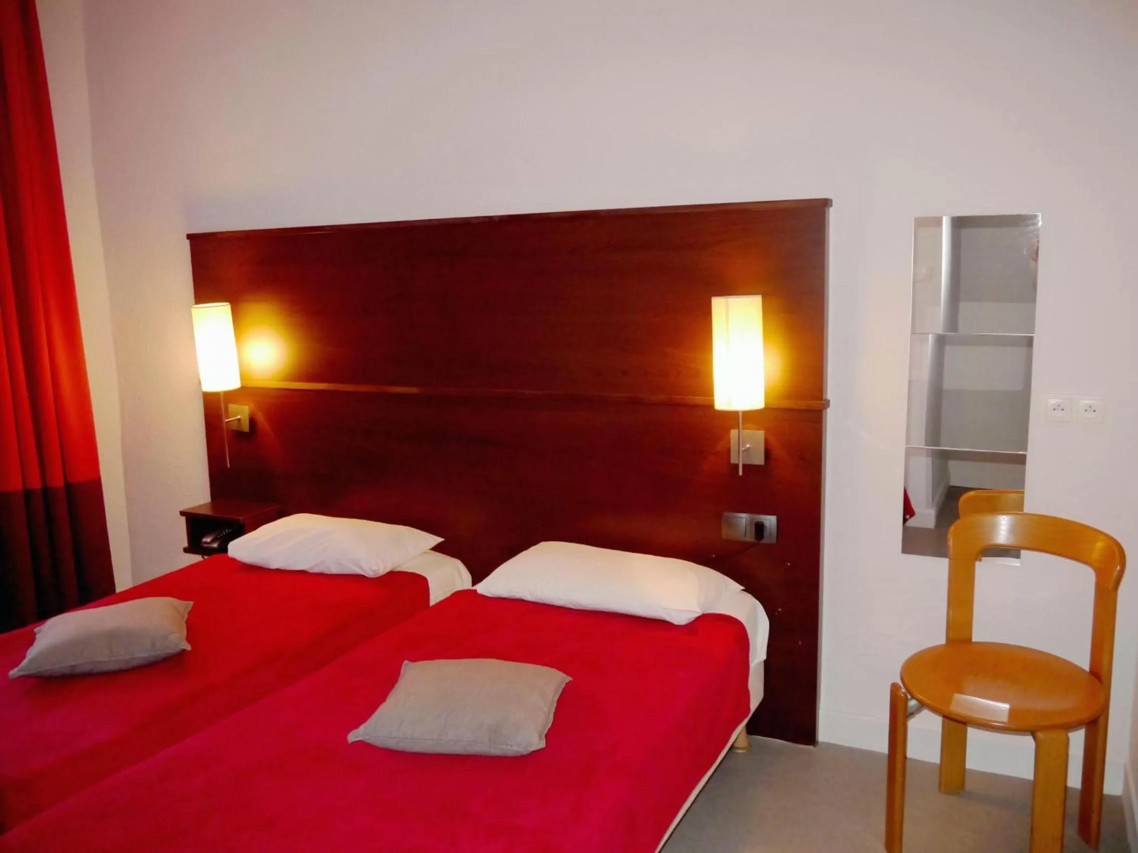 Photo of the whole room, Bed in Hôtel des Ambassadeurs