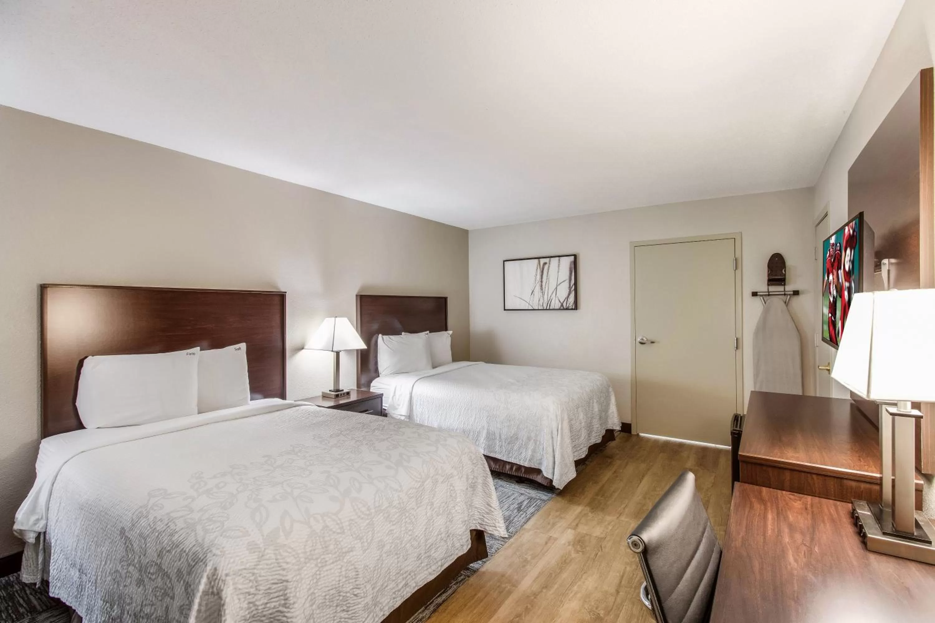 Photo of the whole room, Bed in Red Roof Inn PLUS+ Dallas - Addison