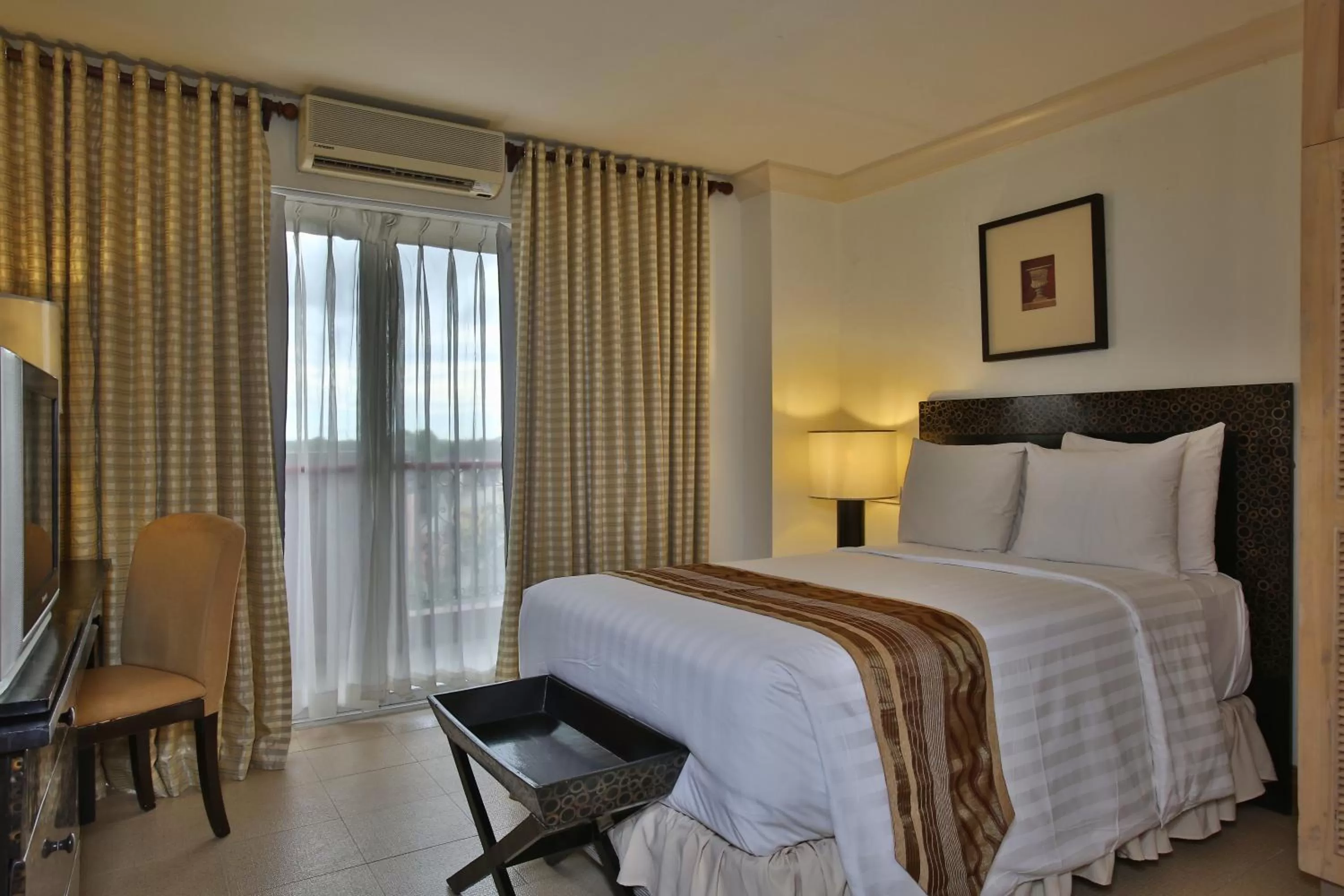 Bed in Crown Regency Suites Mactan
