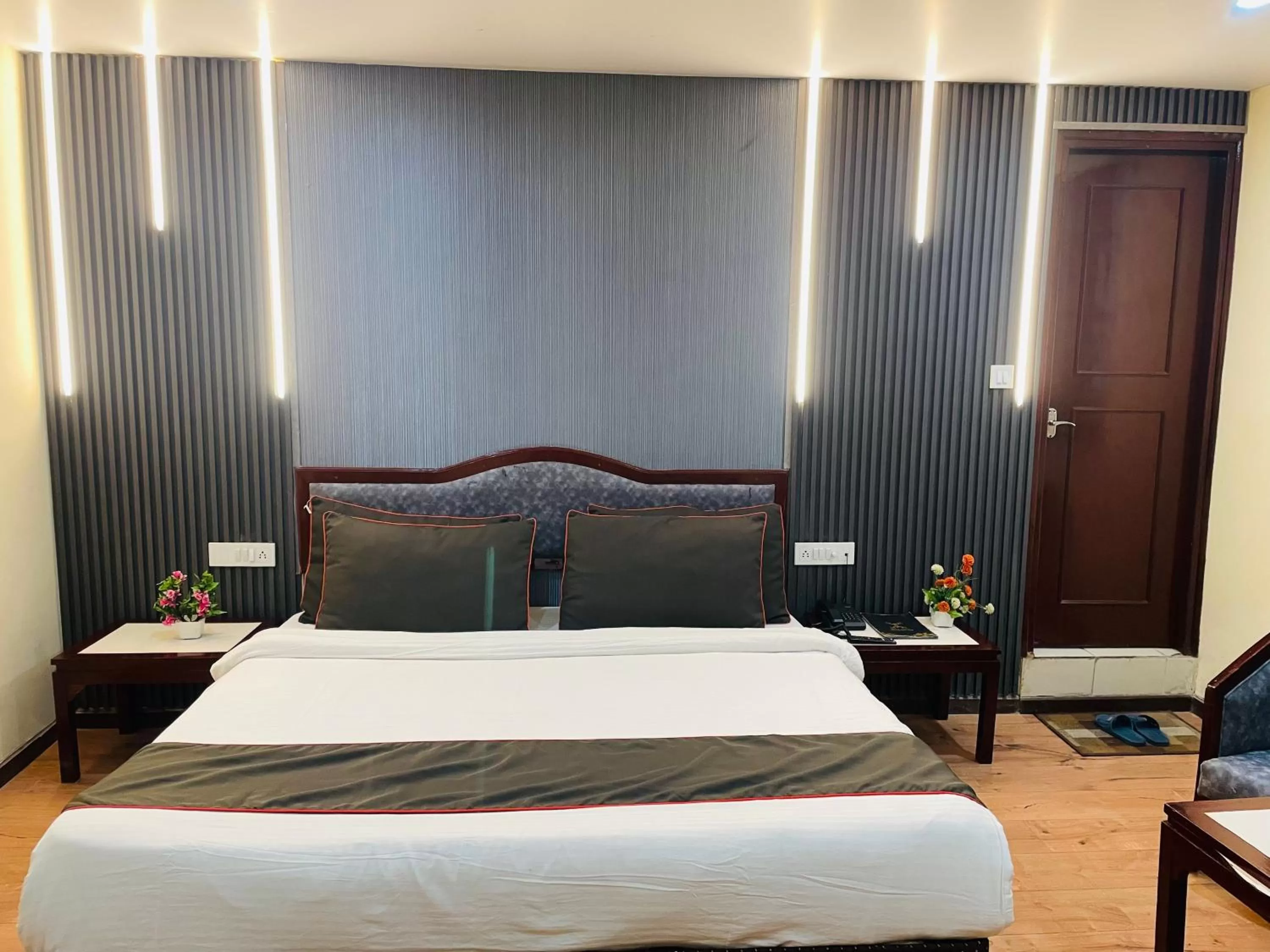 Bed in THE ROYAL PRESIDENCY INN