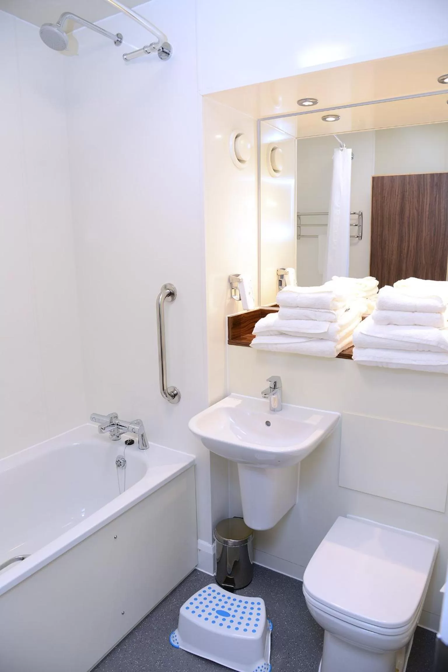 Bathroom, Bed in Woodcocks, Lincoln by Marston's Inns