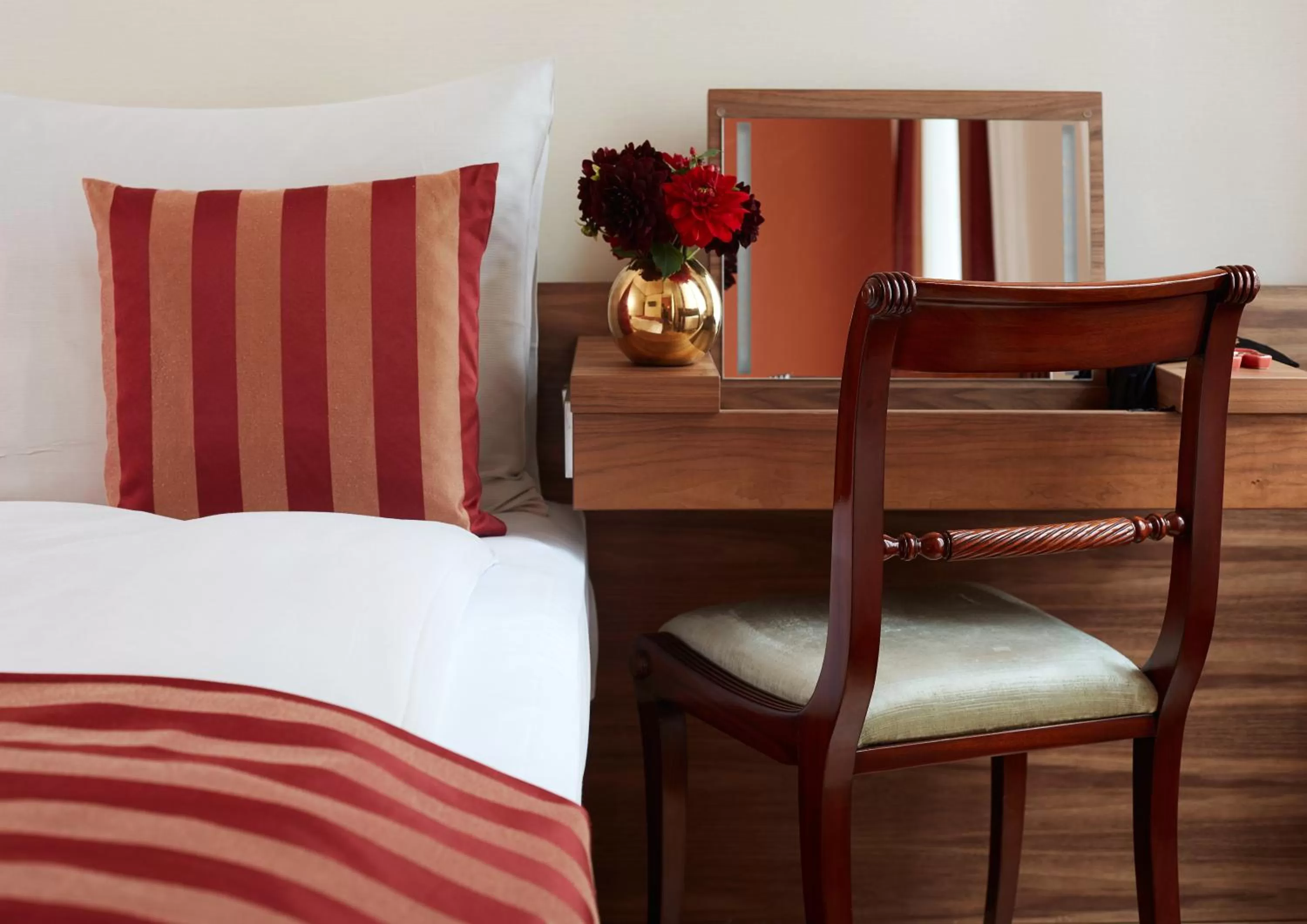 Photo of the whole room, Bed in Living Hotel an der Oper