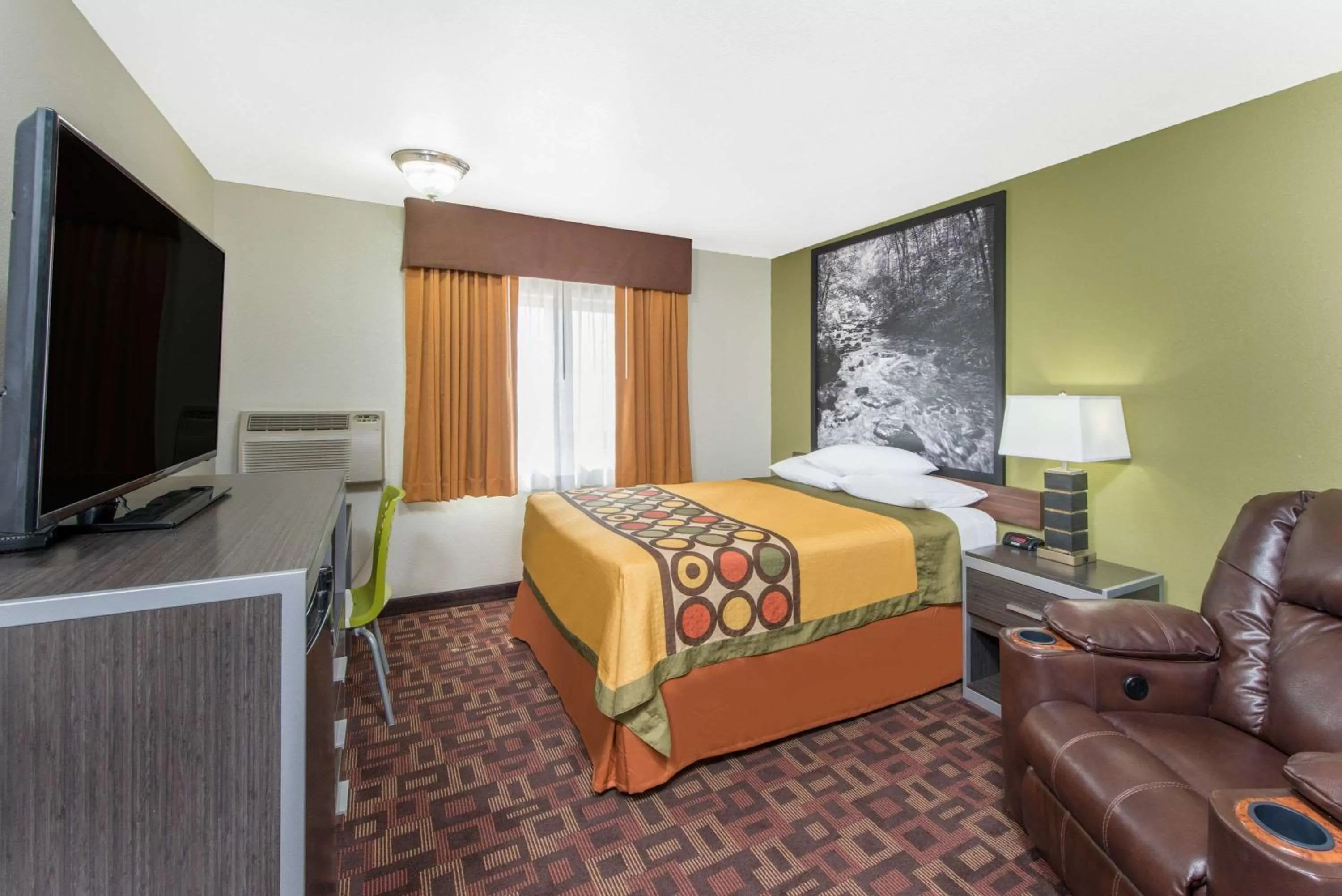 Photo of the whole room, Bed in Super 8 by Wyndham Moberly MO
