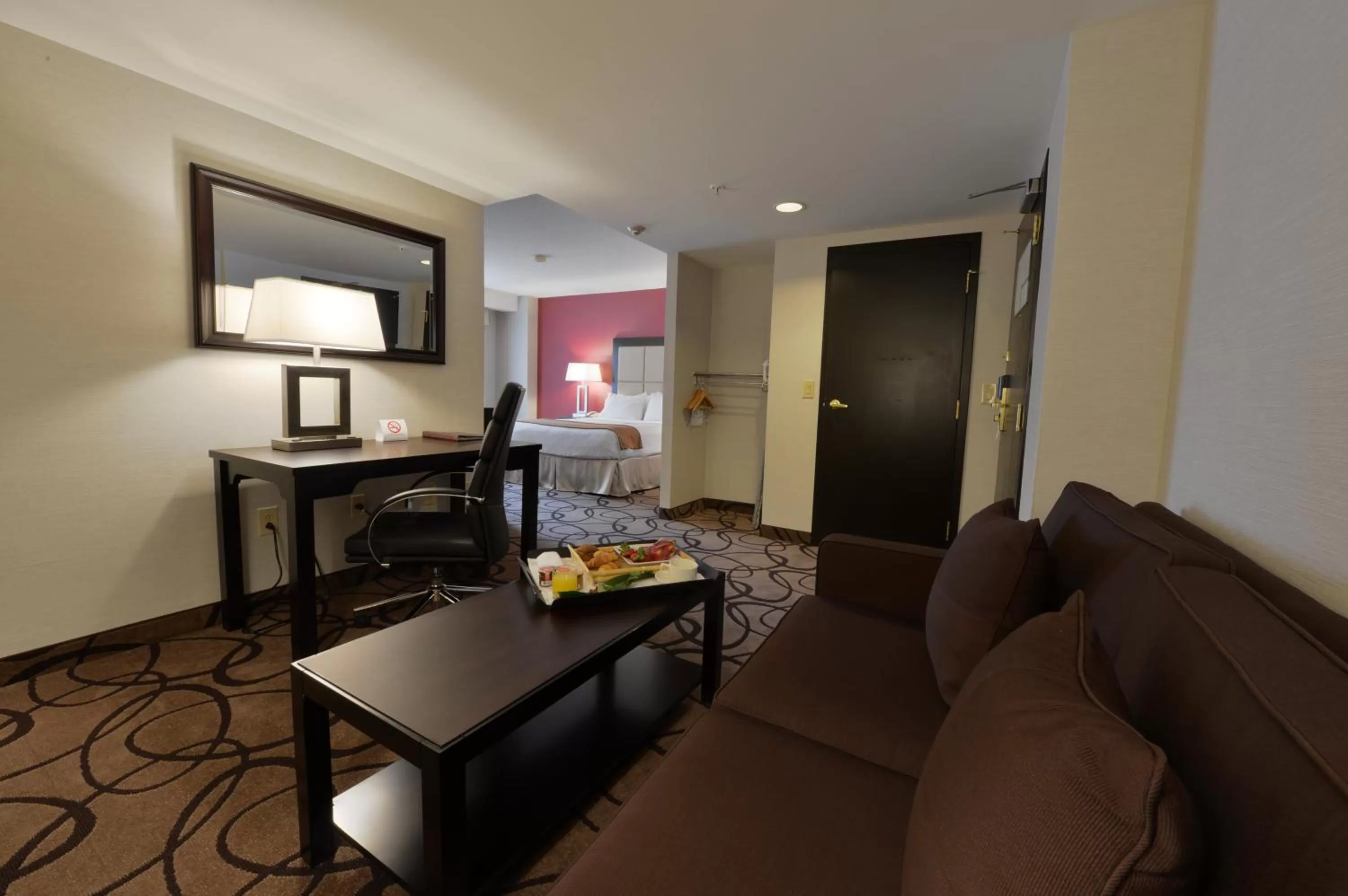 Photo of the whole room in Holiday Inn Montreal Centre Ville Downtown by IHG