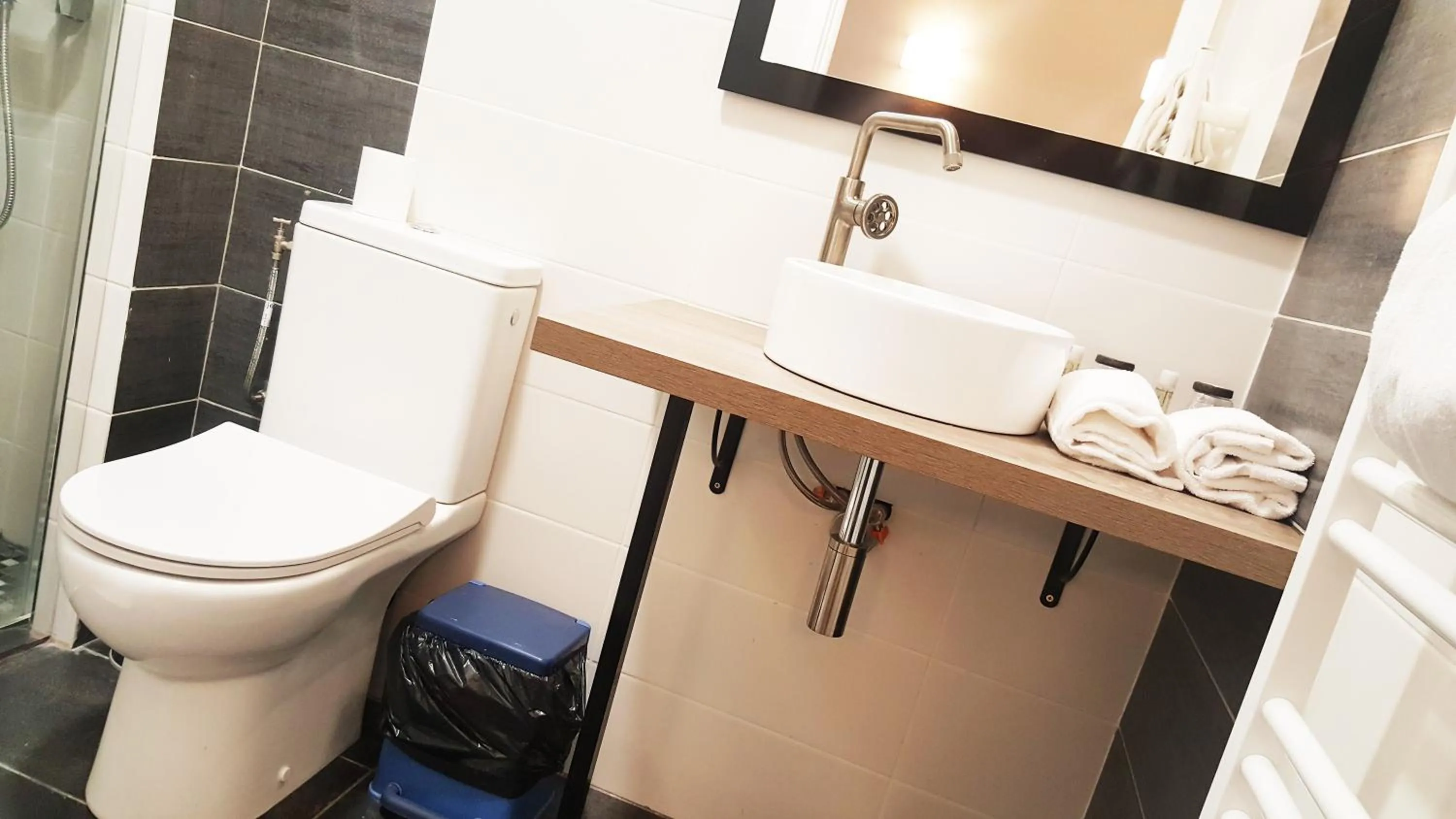 Shower in Modern'Hotel