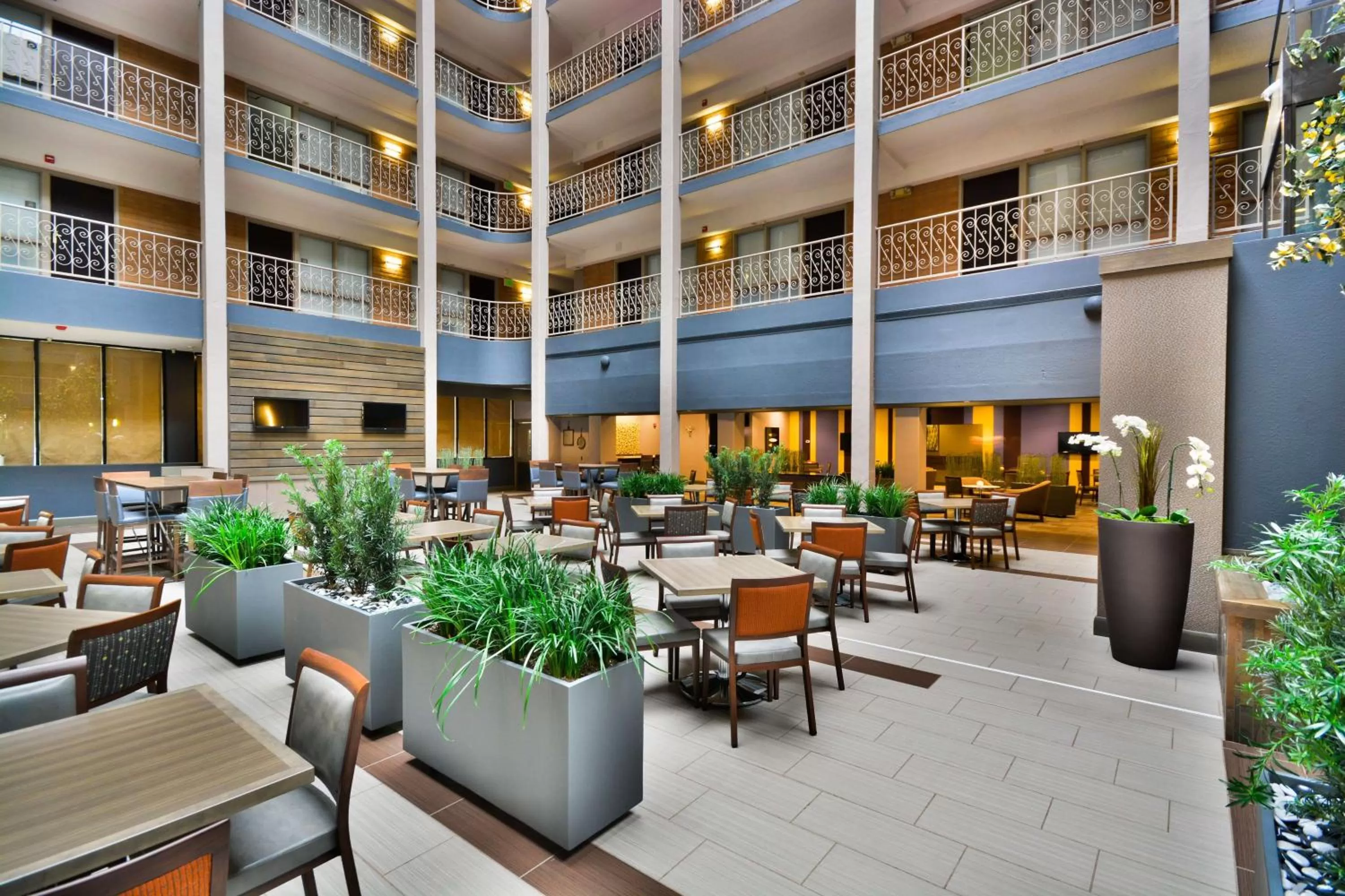 Lobby or reception in Embassy Suites by Hilton Denver Central Park