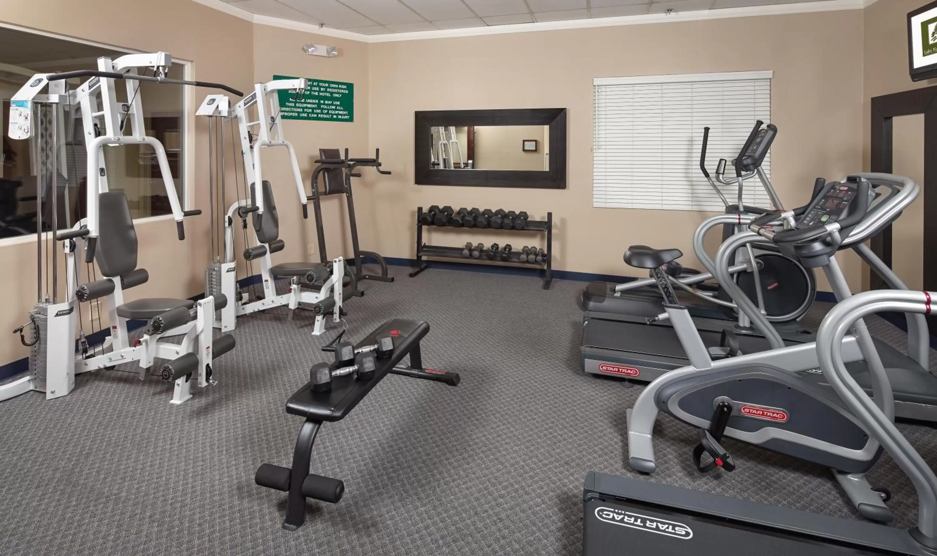 Fitness centre/facilities in Lake Natoma Inn