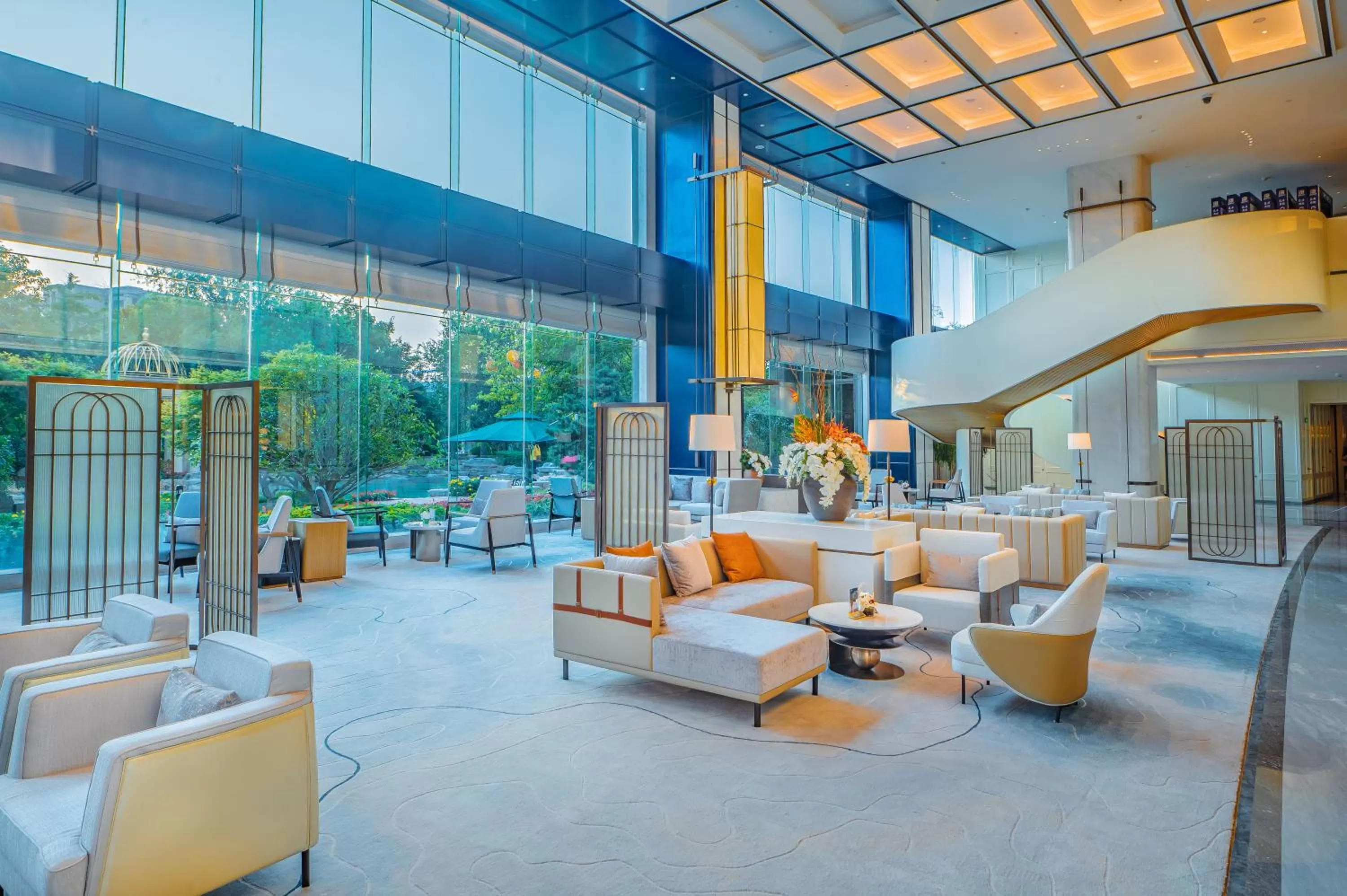 Seating area in Wyndham Qingdao l Free Fixed-Time Shuttle Service Between Hotel and Airport & North Railway Station l Outdoor Children's Amusement Park l 1-Hour Play Snooker or Table Tennis