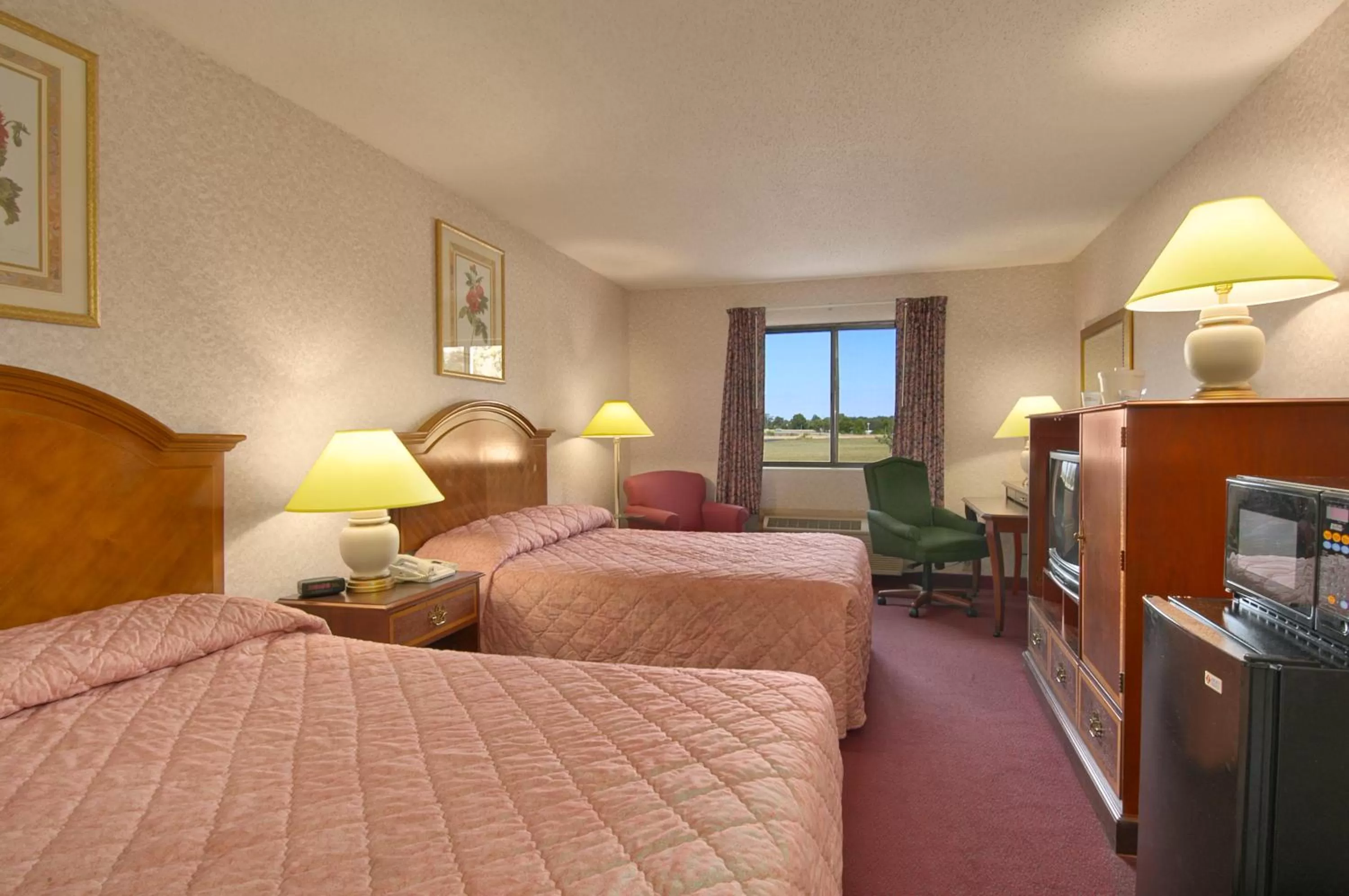 Photo of the whole room, Bed in Baymont by Wyndham Muskegon