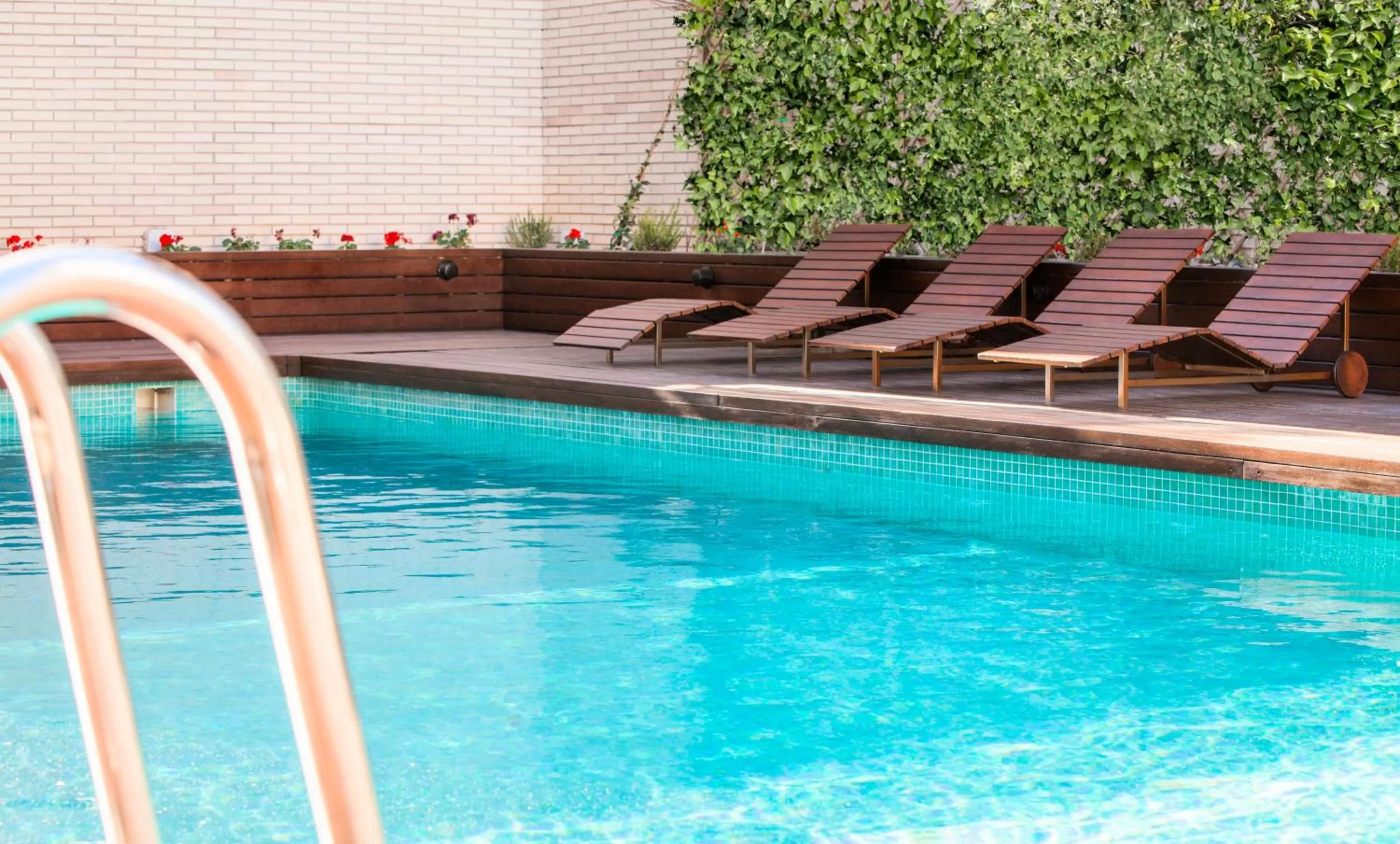 Swimming pool in Ilunion Valencia 4