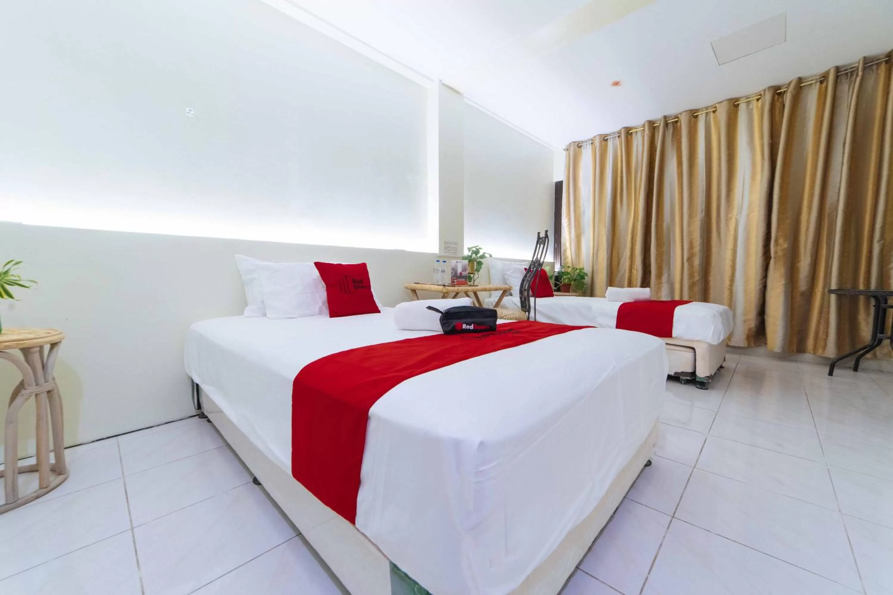 Bedroom, Bed in RedDoorz @ Ledesco Avenue Lapaz Iloilo