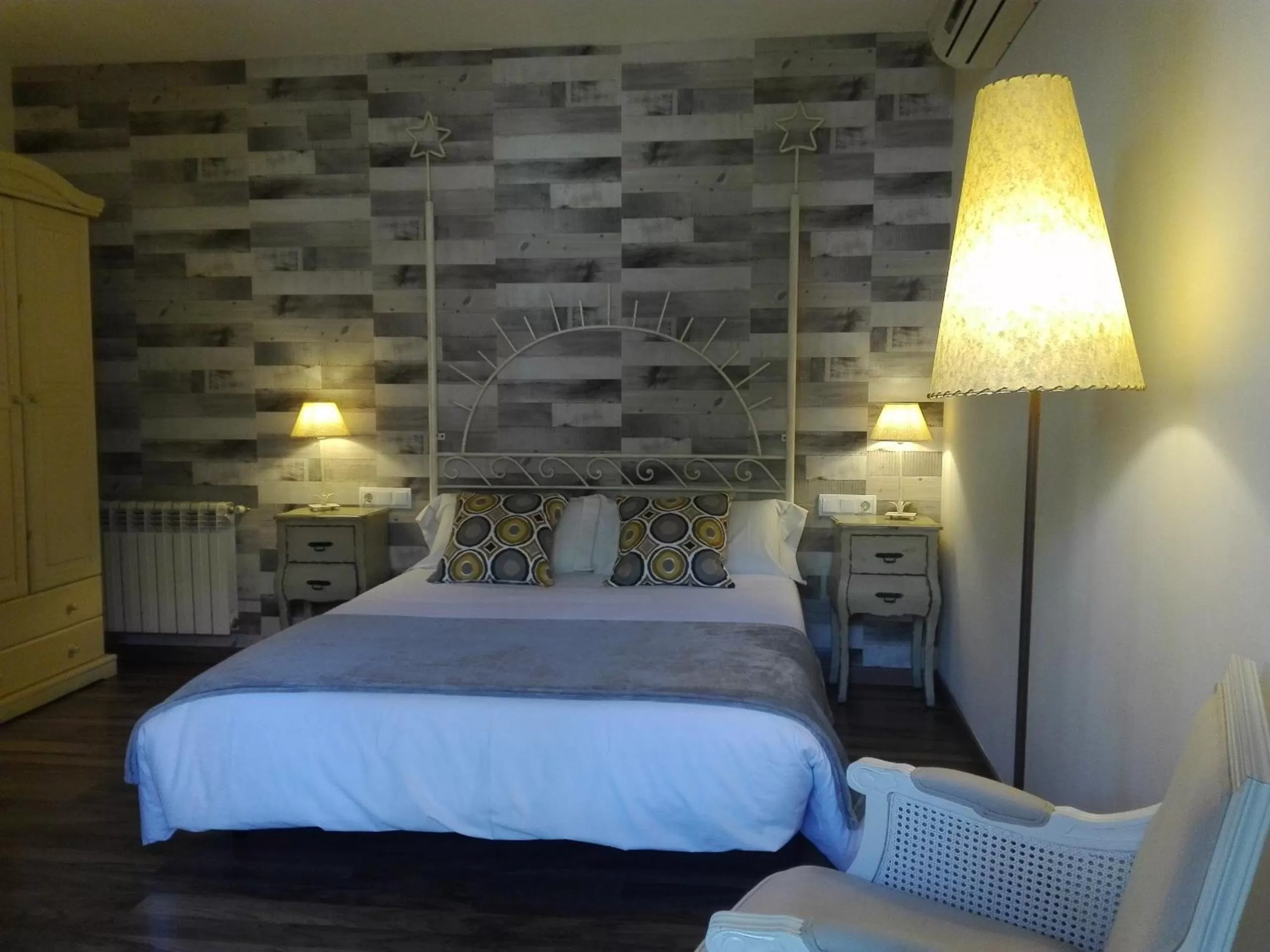 Bedroom, Bed in Cal Music B&B