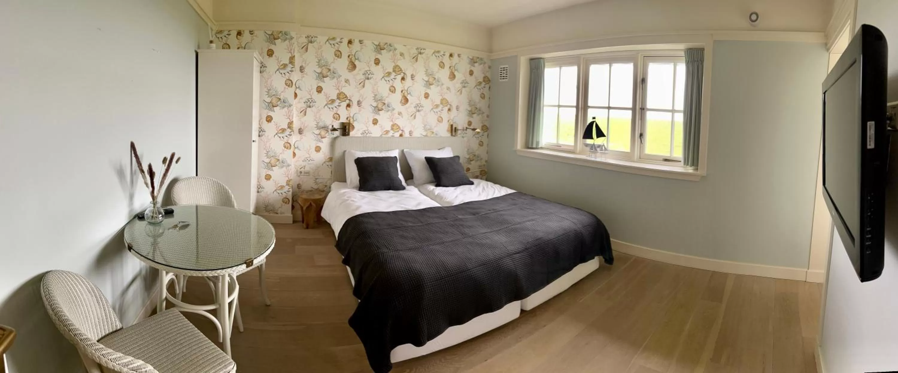 Deluxe Double Room with Sea View in B&B Villa Nieuwland