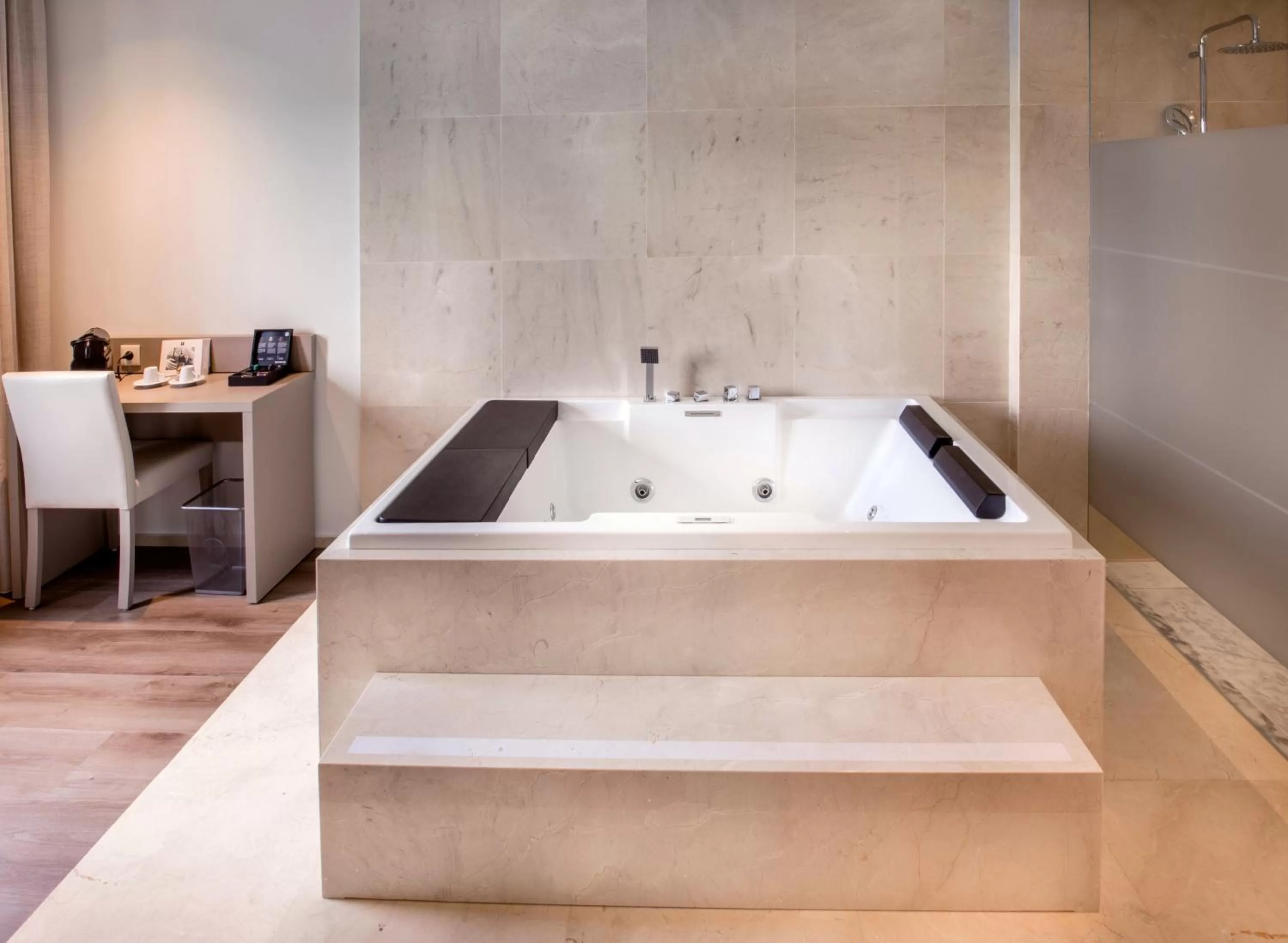 Hot Tub in Oporto Airport & Business Hotel