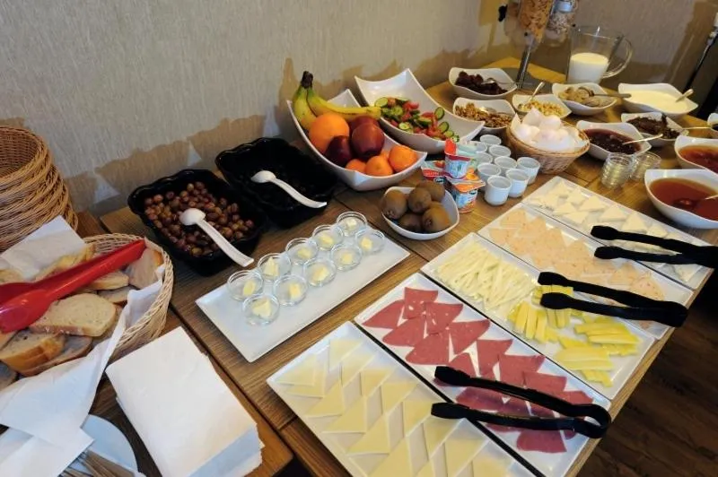 Restaurant/places to eat in Collage Pera Hotel