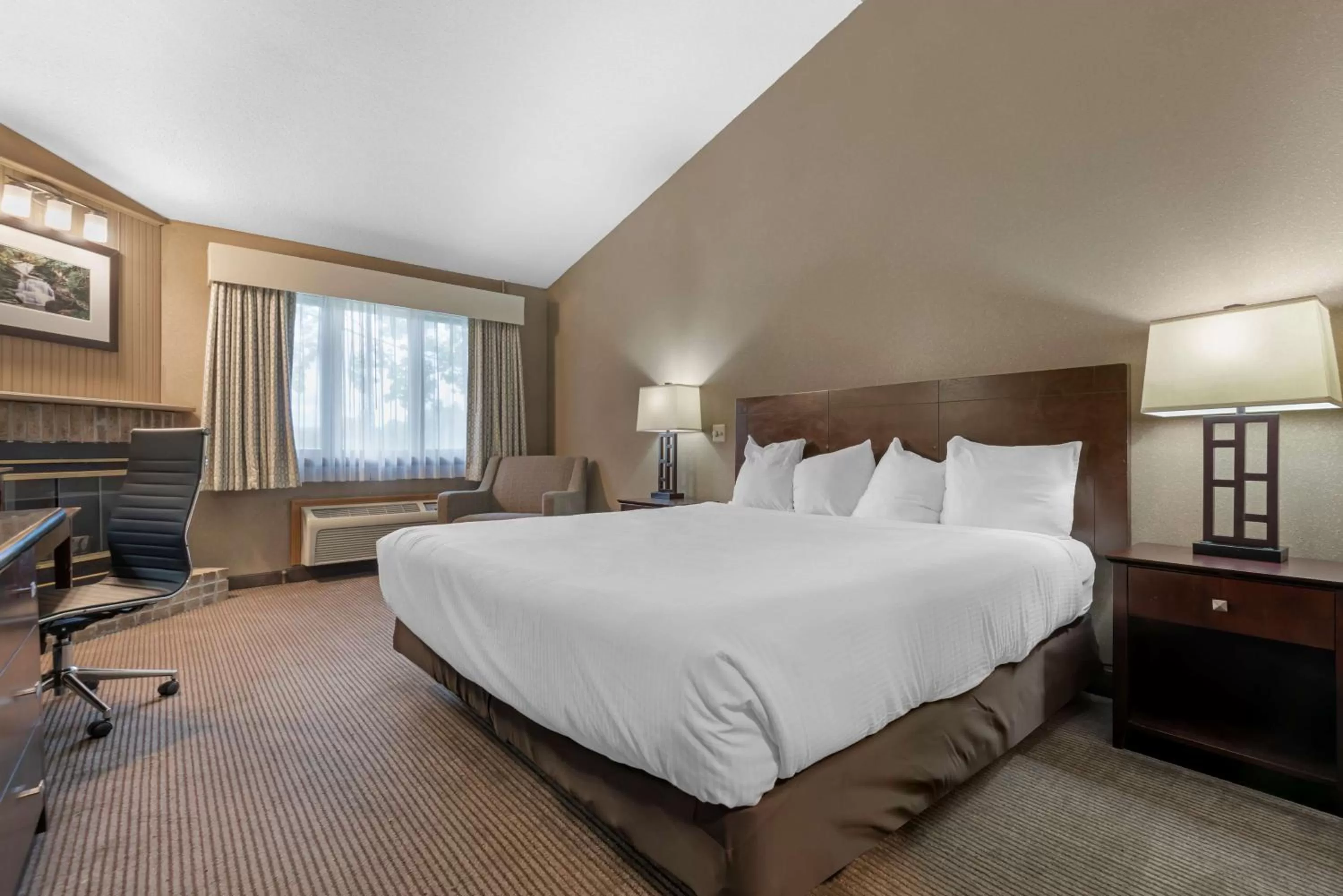 Bedroom, Bed in Best Western University Inn