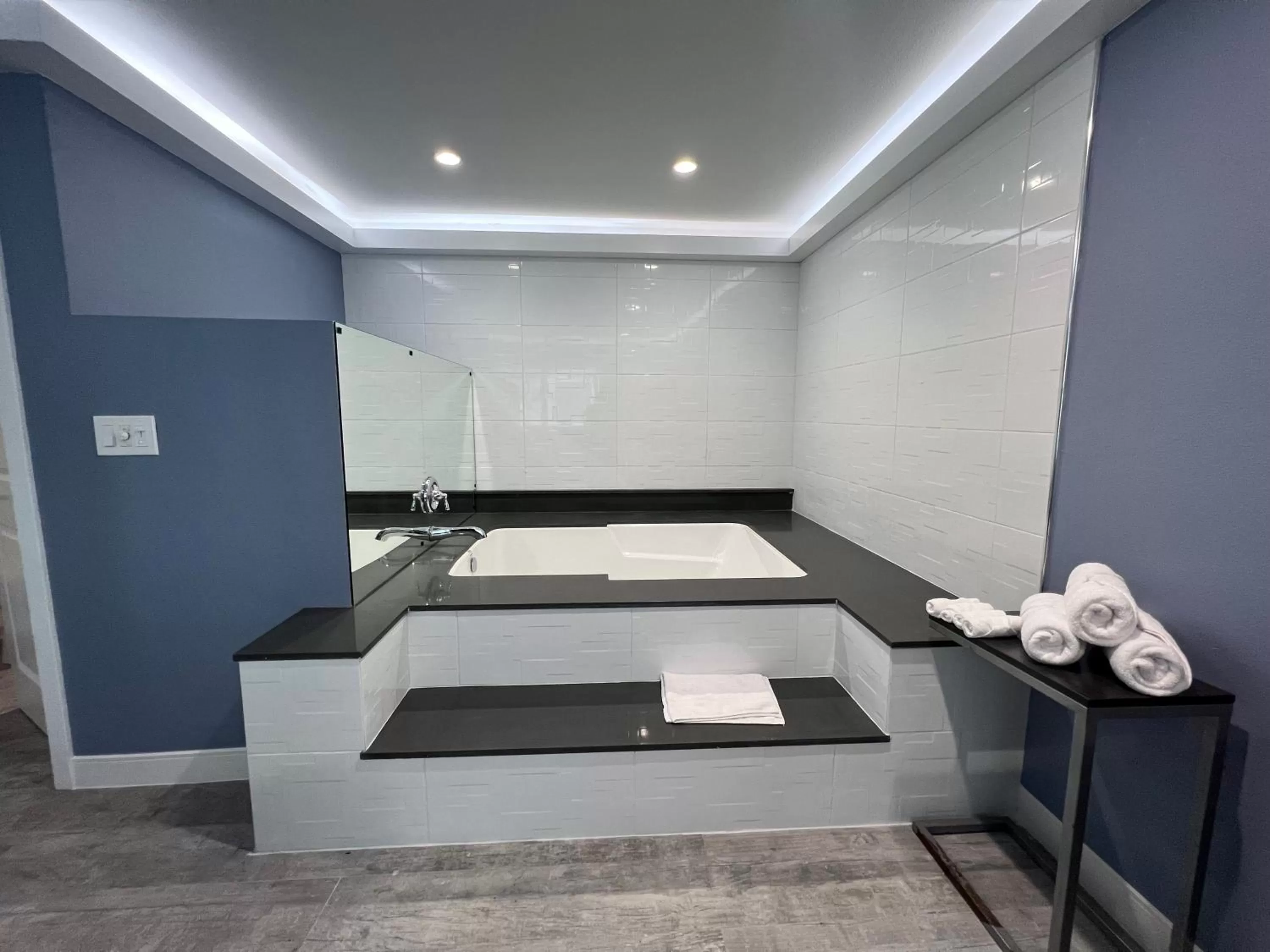 Hot Tub in Deluxe Inn Hawthorne/ LAX