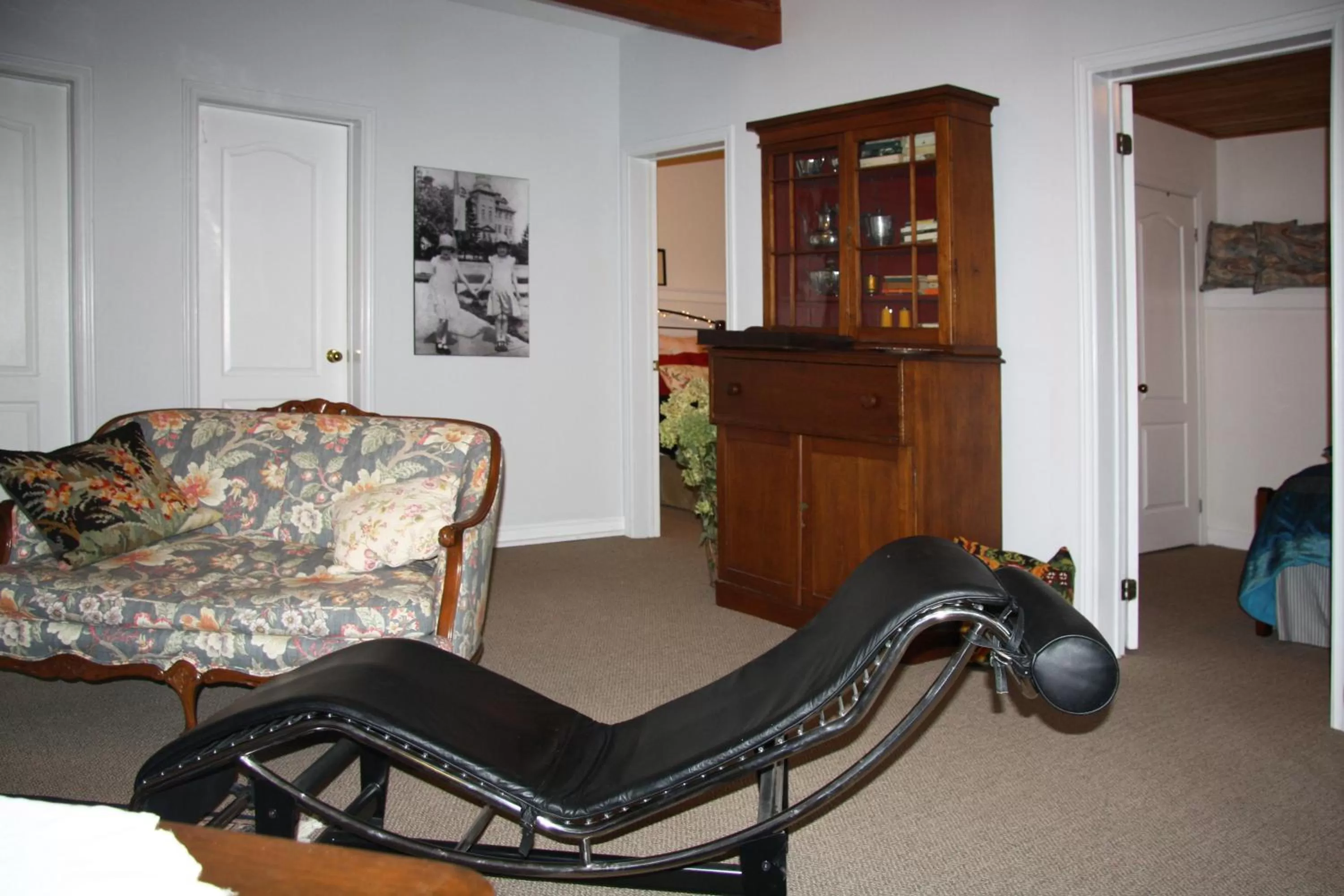 Seating area in 2 Moon Cottage