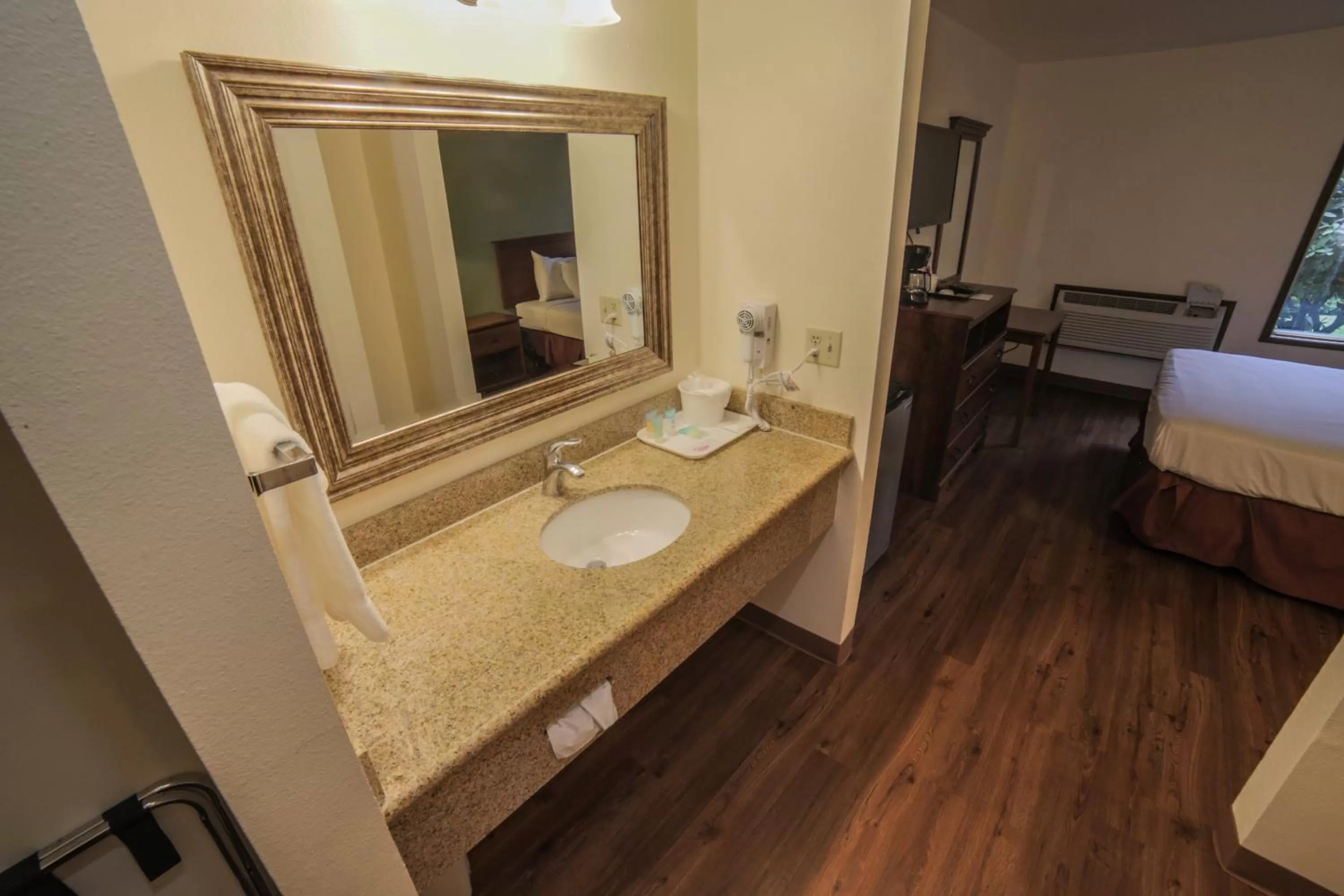 Bathroom, Bed in Sunnyside Inn and Suites