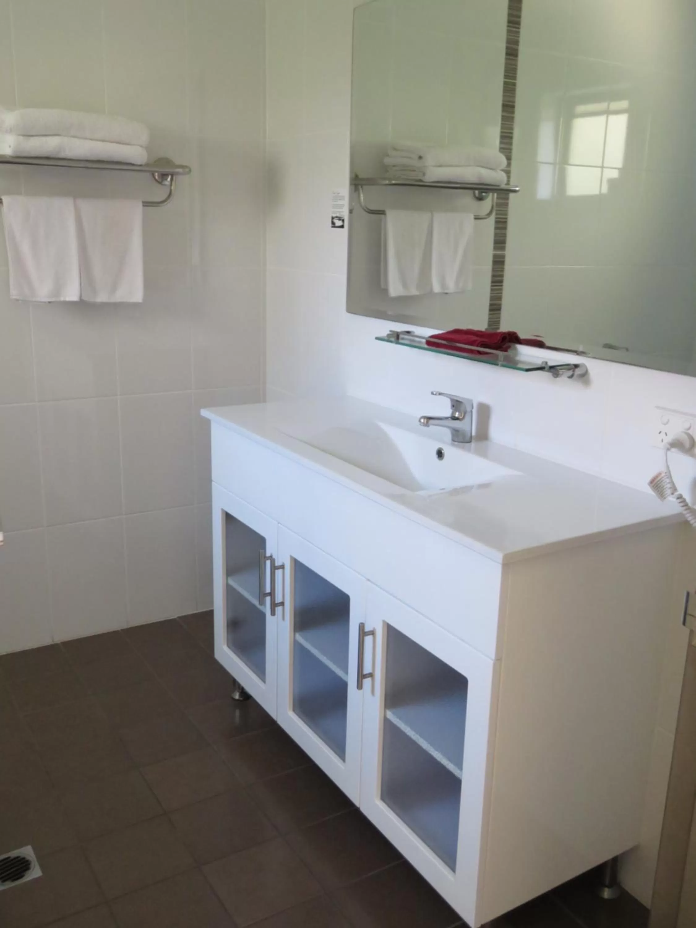 Bathroom in Emerald Gardens Motel & Apartments