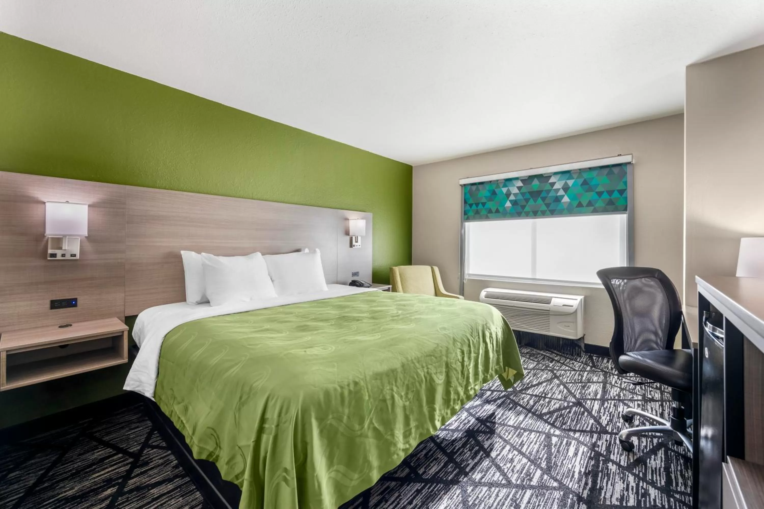 Bed in Quality Inn Jackson Northwest