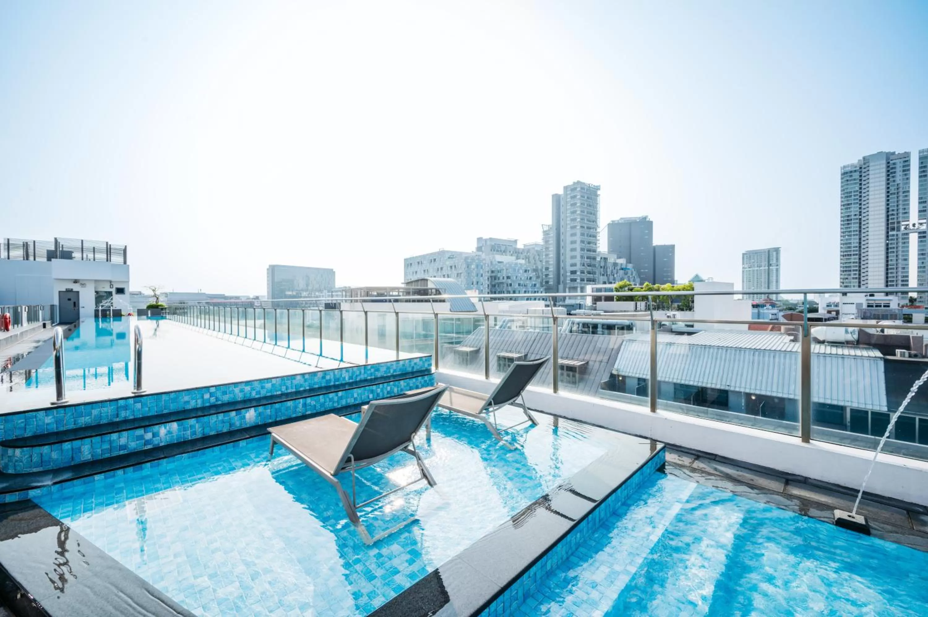 Swimming pool in Mercure Singapore Tyrwhitt