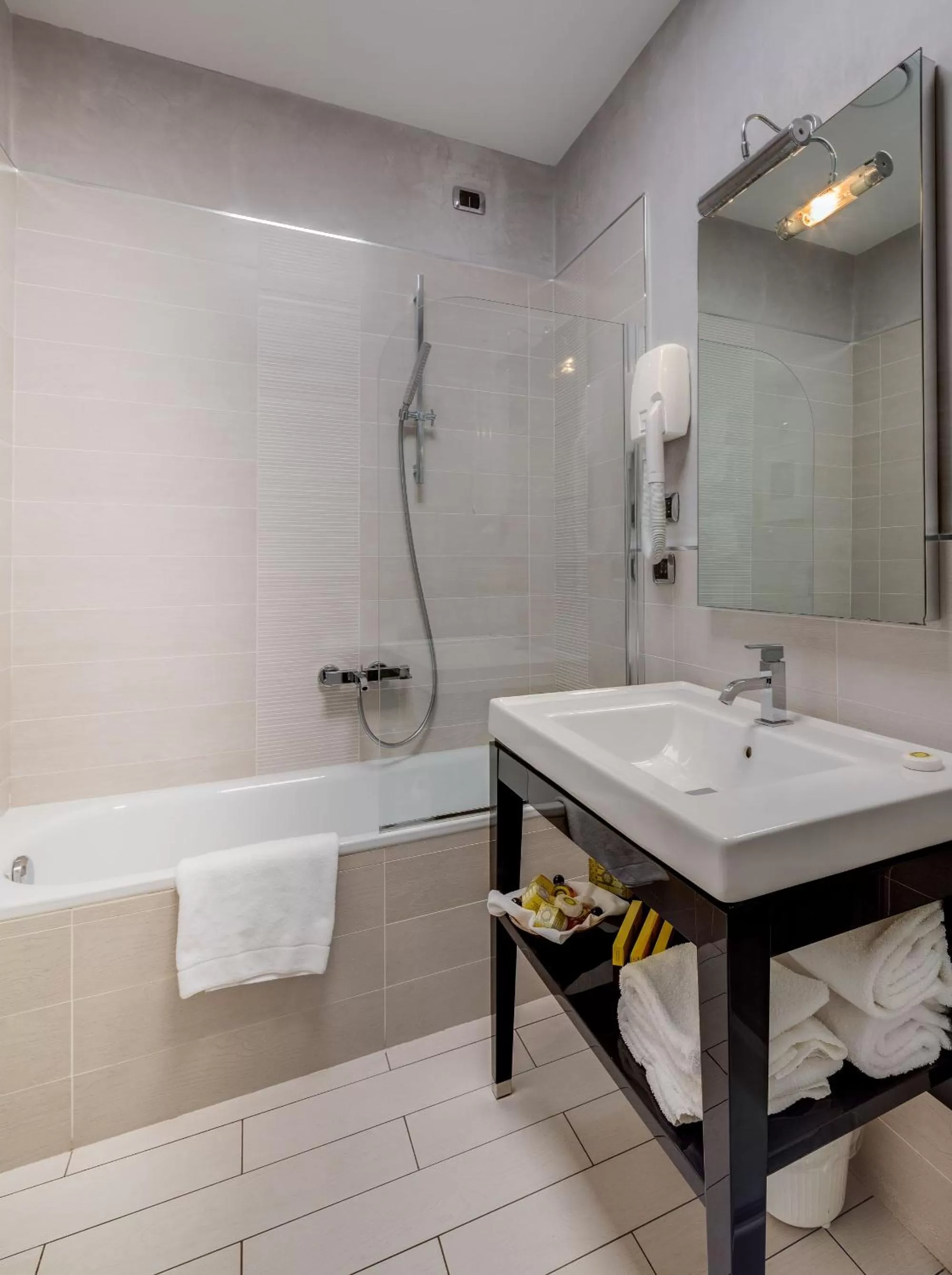 Bathroom in Hotel Roma