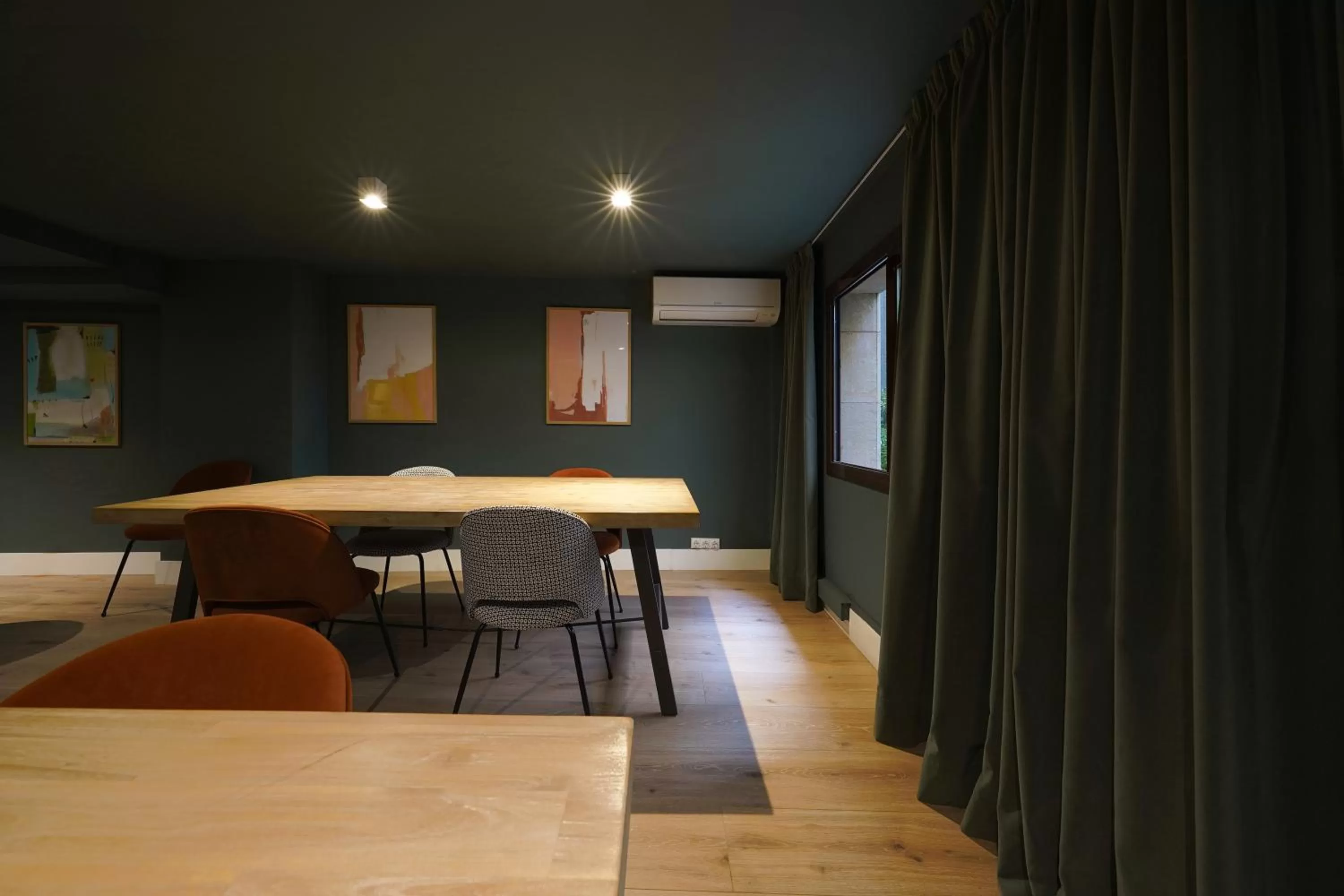 Communal lounge/ TV room in Numa Barcelona Brio