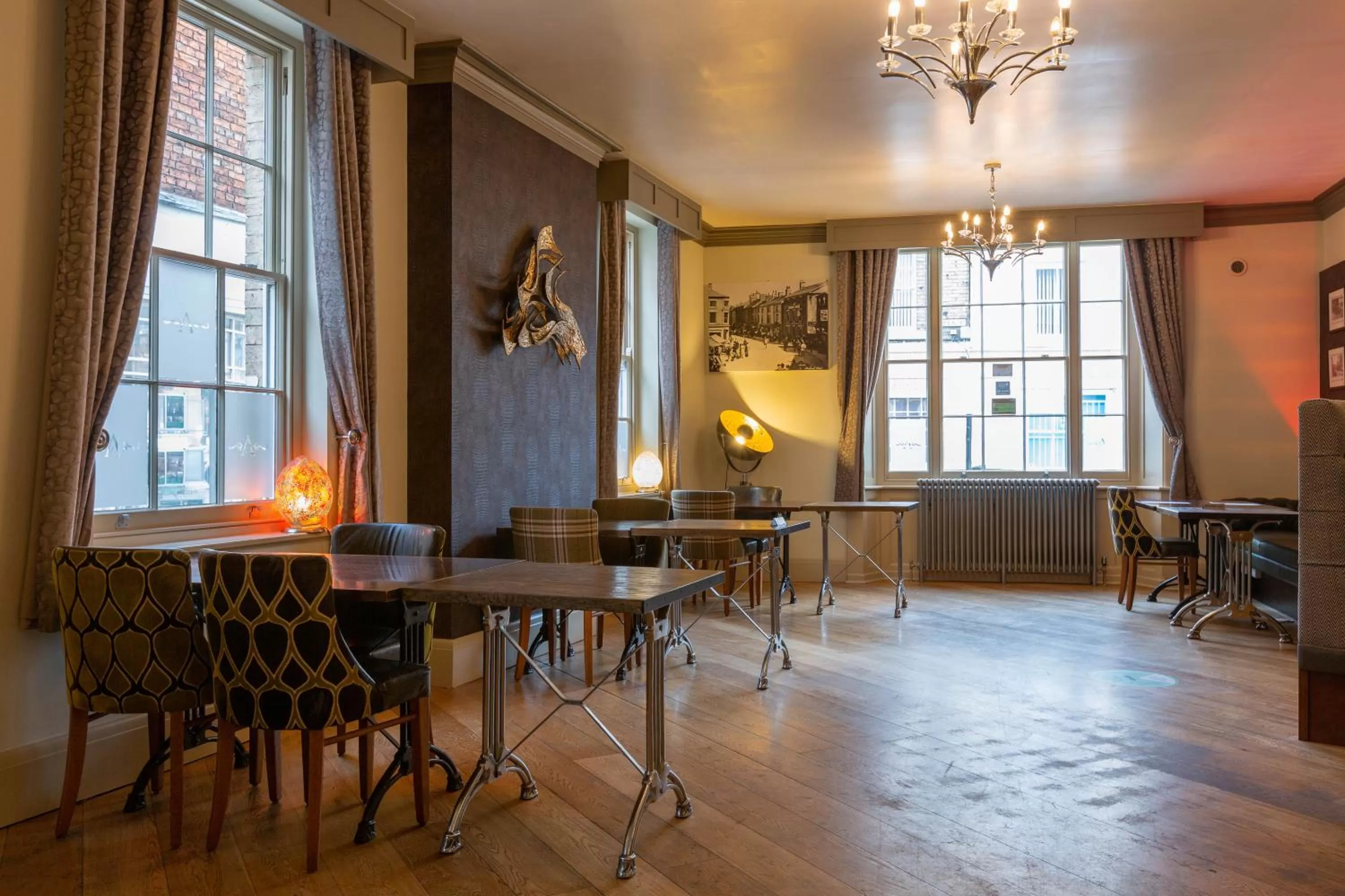 Restaurant/places to eat in Advocate Arms