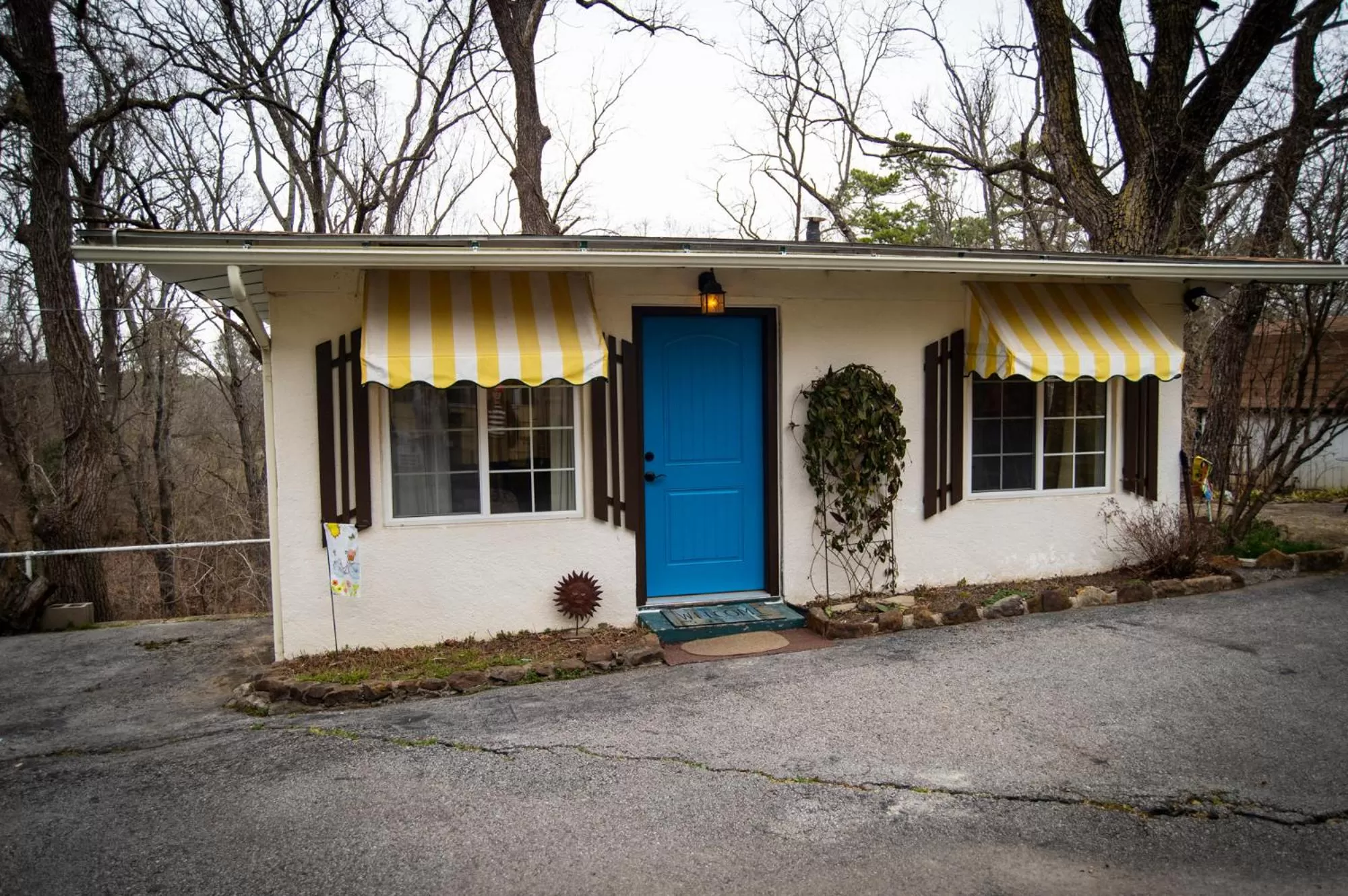 Property building in Sherwood Court Cottages & Guest Rooms