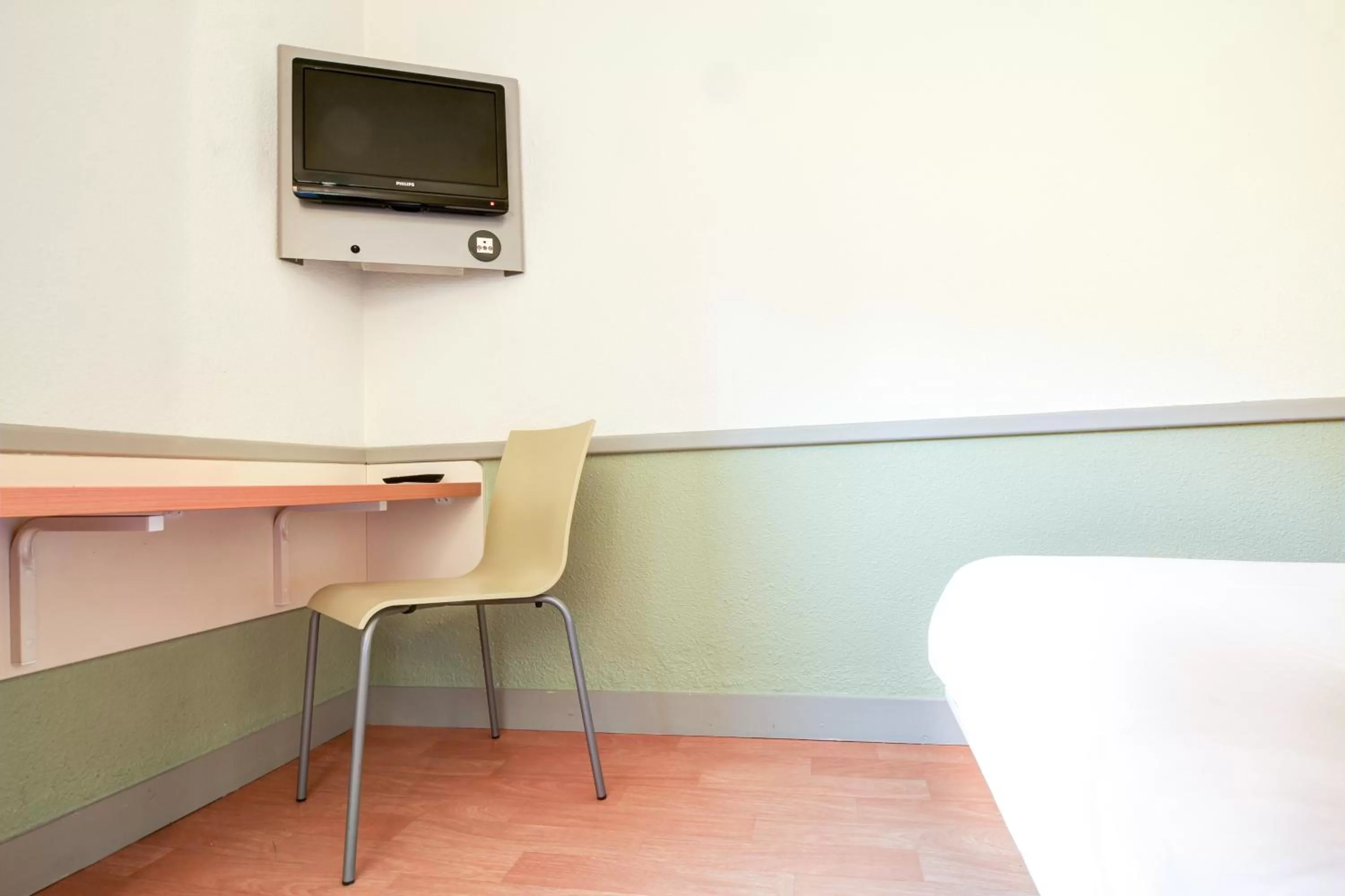 Staff in ibis budget Chateaudun