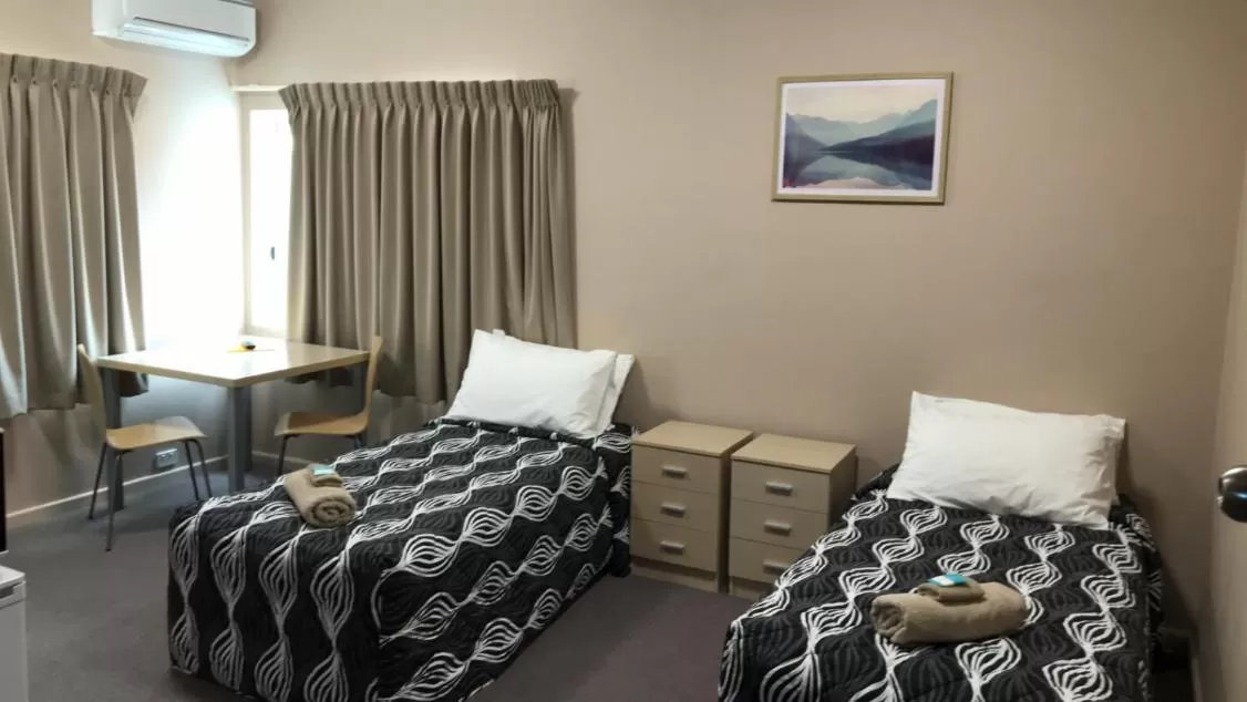 Bed in Aquatic Motor Inn