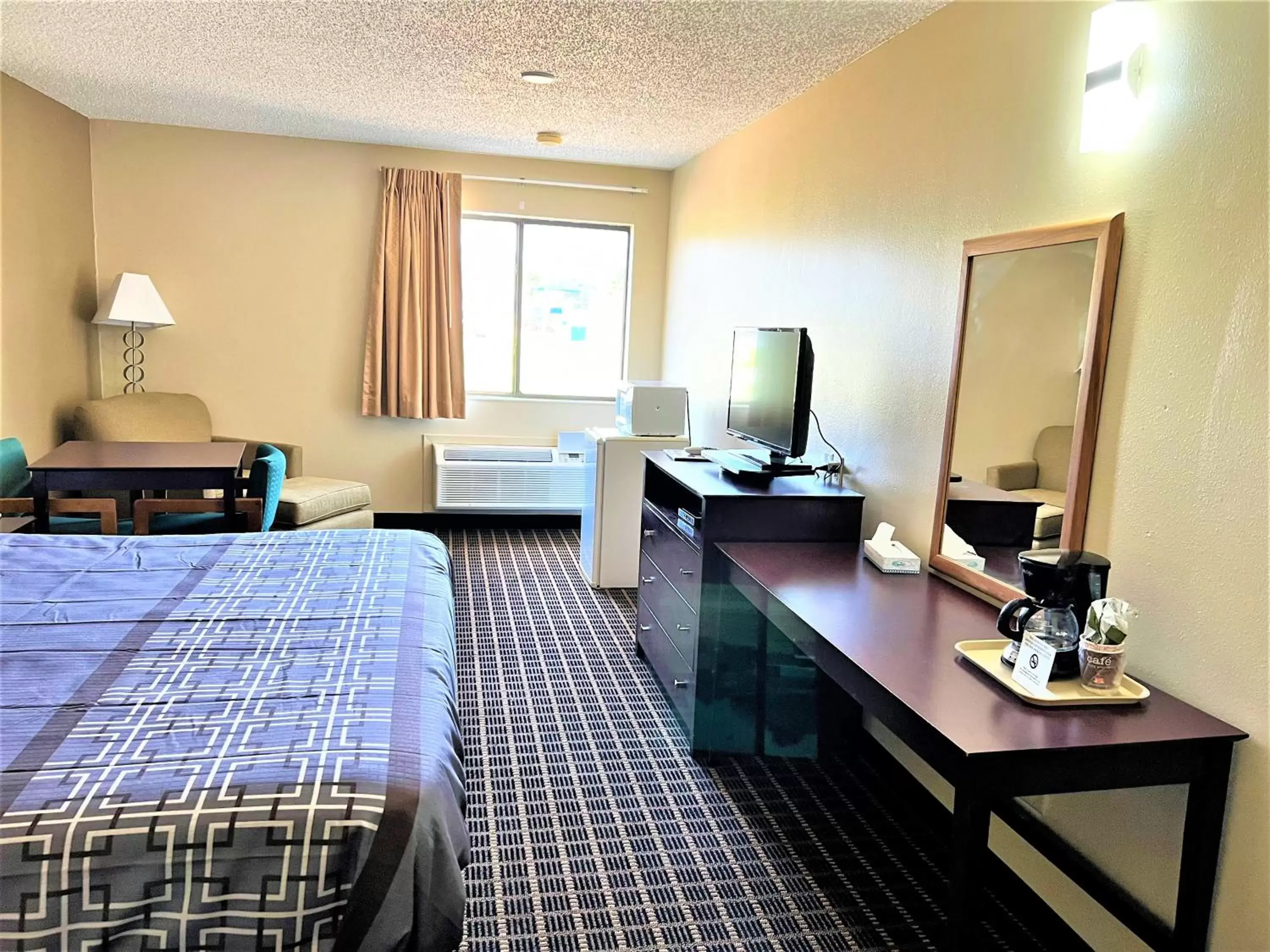 King Room - Non-Smoking in Designer Inn and Suites King Room - Non-Smoking in Designer Inn and Suites