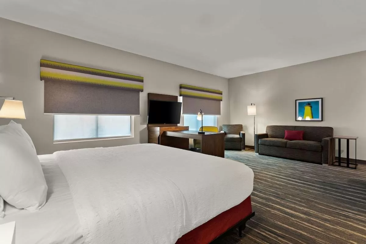 Bed in Hampton Inn & Suites Ruskin I-75, FL