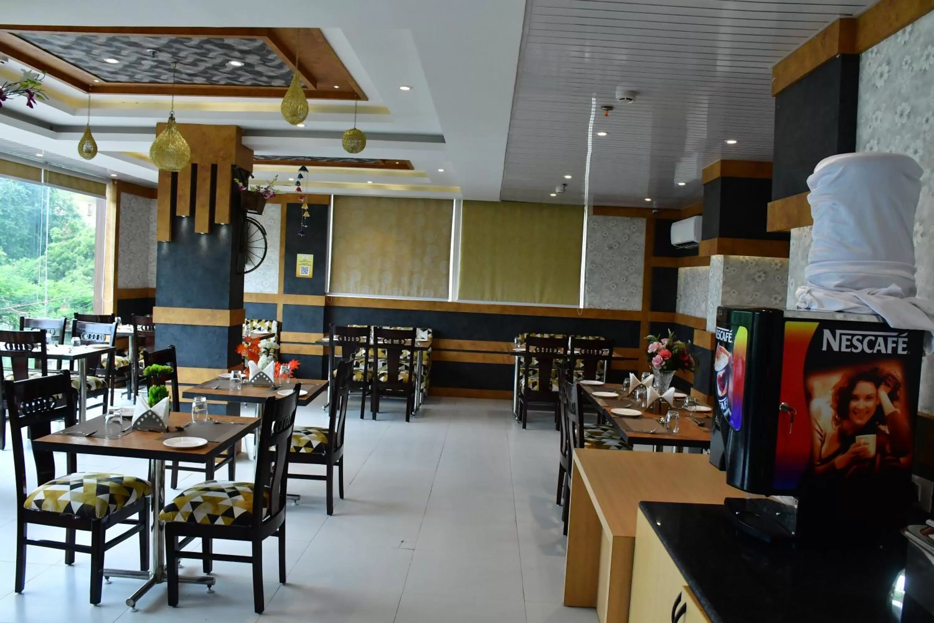 Restaurant/places to eat in Hotel Yatharth Inn