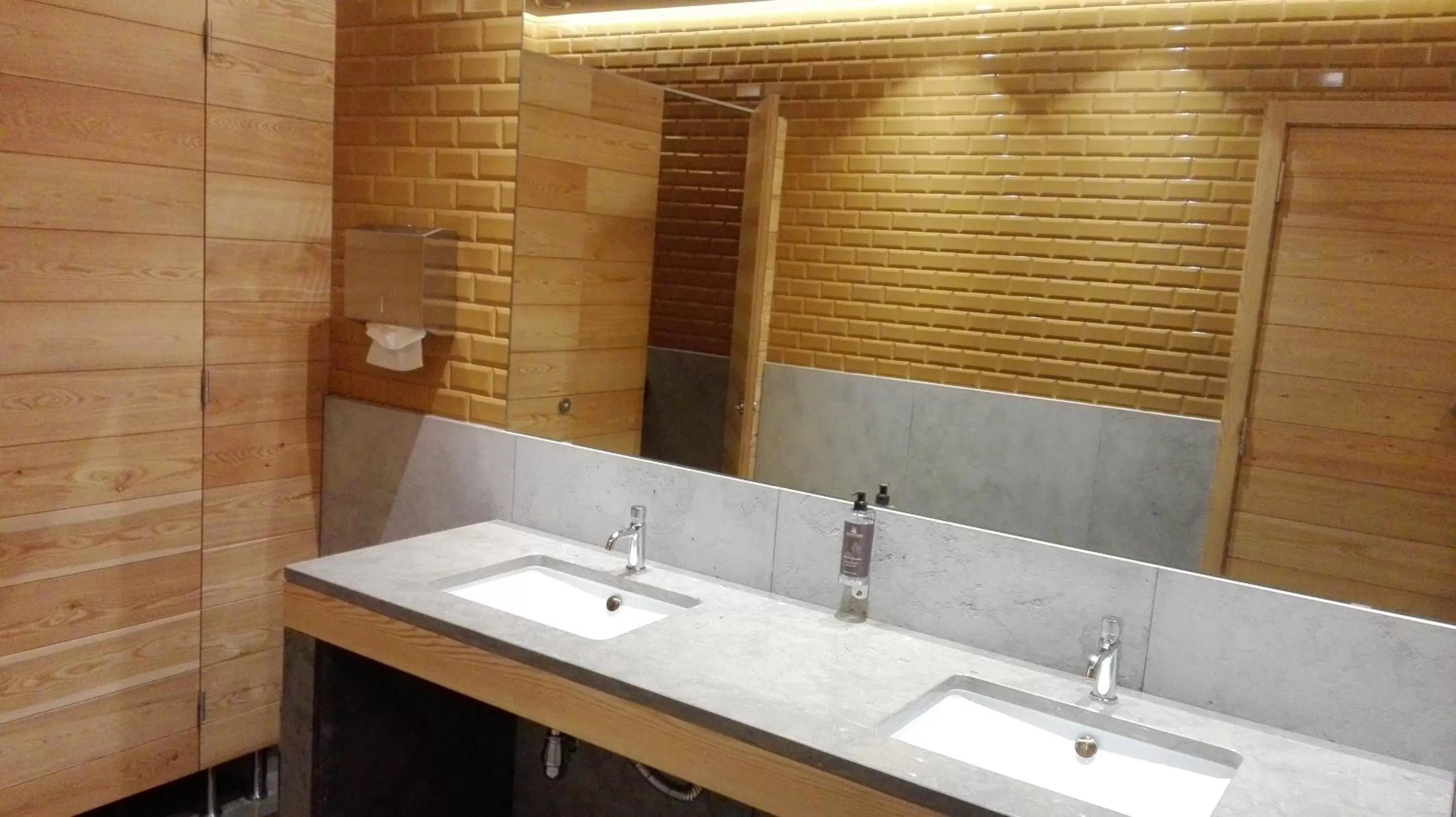 Bathroom in ClipHotel